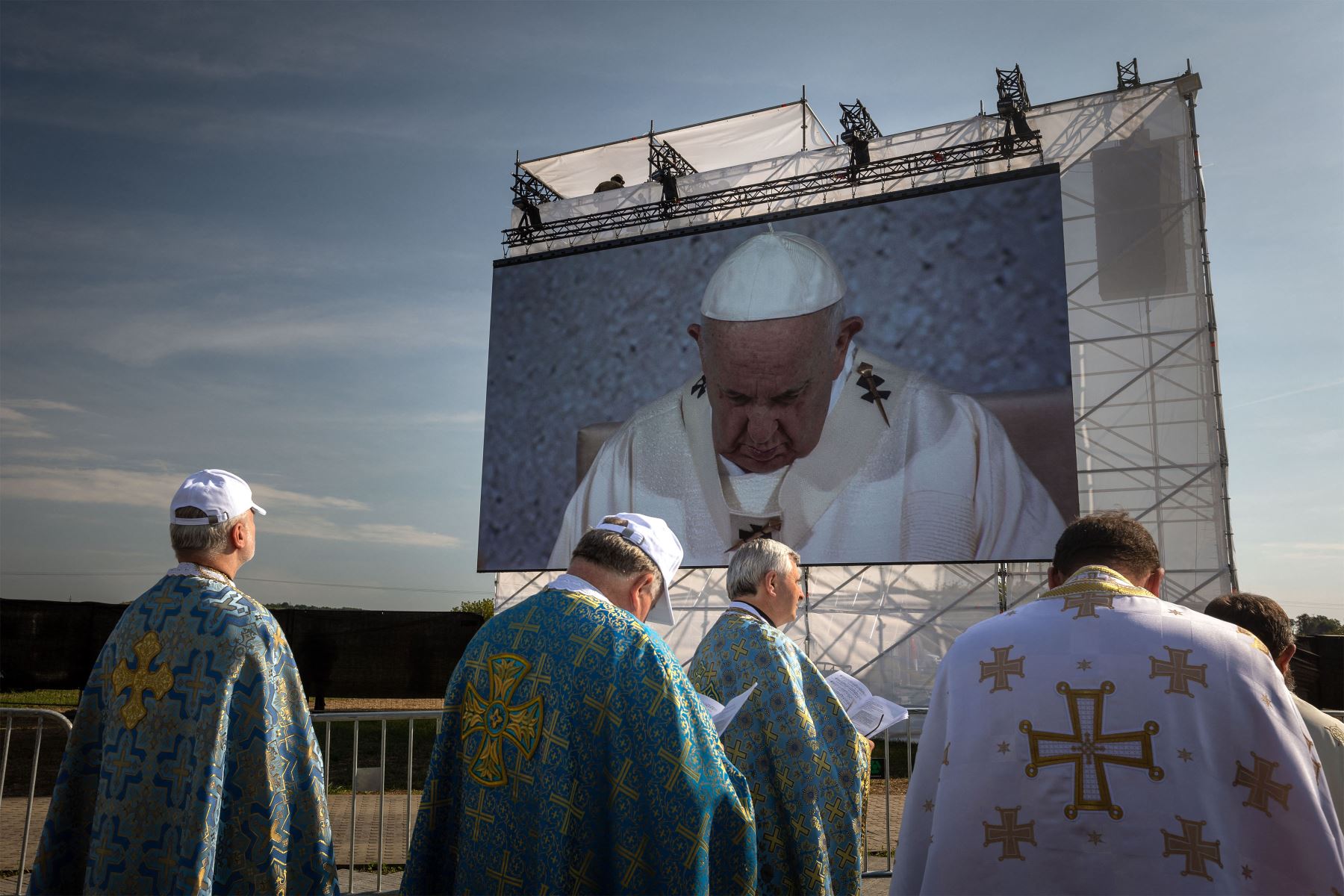 Los clérigos se paran frente a un lienzo que muestra al Papa Francisco mientras celebra una Santa Misa al aire libre en el Santuario Nacional en Sastin-Straze, a unos 70 km al norte de la capital eslovaca, Bratislava.
Foto: AFP