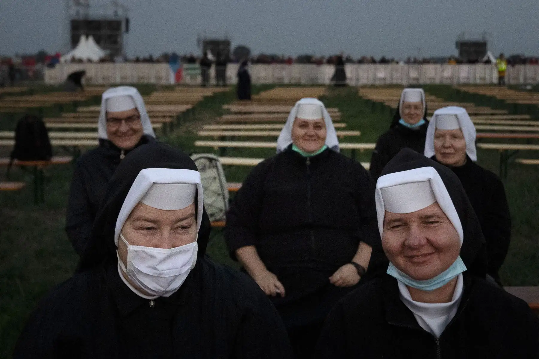 Las monjas esperan temprano en la mañana en el lugar de la Santa Misa al aire libre que celebrará el Papa Francisco en el Santuario Nacional en Sastin-Straze, a unos 70 km al norte de la capital eslovaca, Bratislava.
Foto: AFP