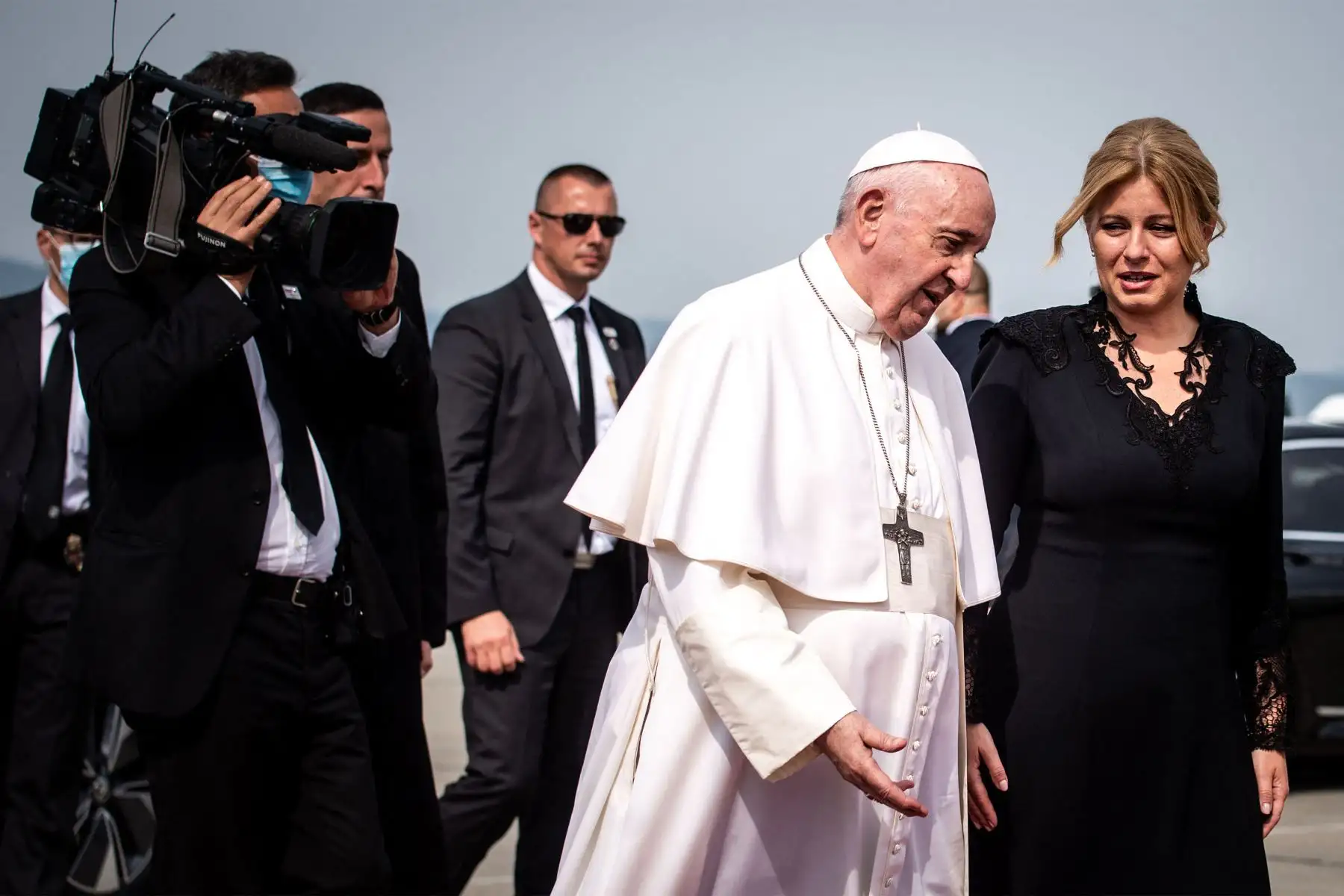 La presidenta eslovaca Zuzana Caputova da la bienvenida al Papa Francisco cuando Ge se baja de una limusina antes de su partida en el aeropuerto internacional Milan Rastislav Stefanik de Bratislava en  Eslovaquia.
Foto: AFP