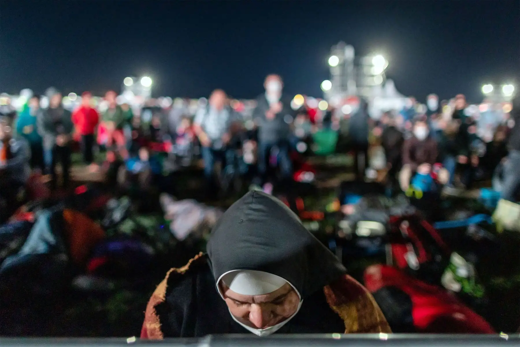 Los fieles que acamparon durante la noche esperan en el lugar de la Santa Misa al aire libre que celebrará el Papa Francisco en el Santuario Nacional en Sastin-Straze, a unos 70 km al norte de la capital eslovaca, Bratislava.
Foto: AFP