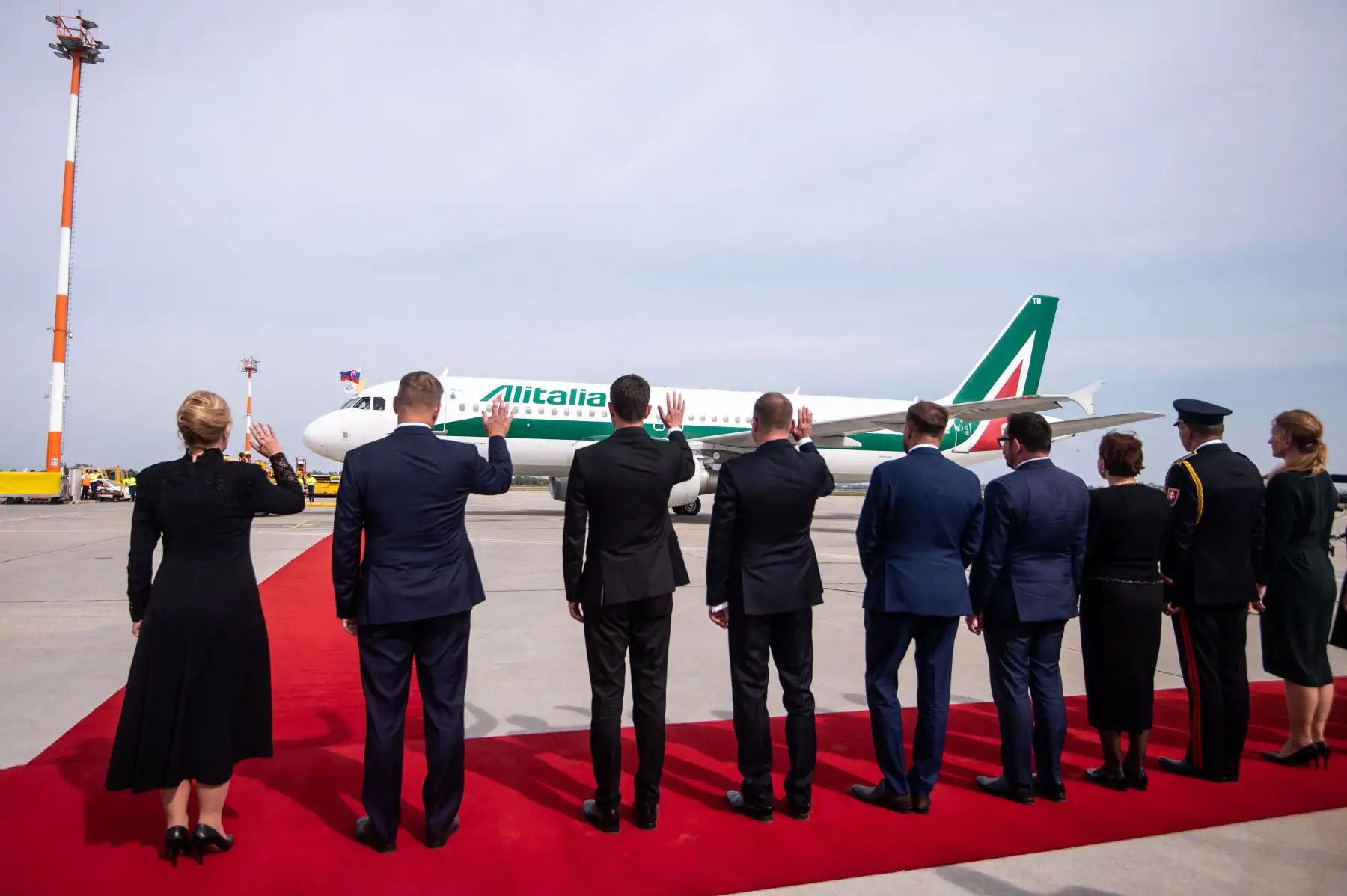 La presidenta eslovaca Zuzana Caputova  y otros líderes políticos eslovacos saludan cuando un avión de Alitalia con el Papa Francisco a bordo sale del aeropuerto internacional Milan Rastislav Stefanik de Bratislava en , Eslovaquia.
Foto: AFP