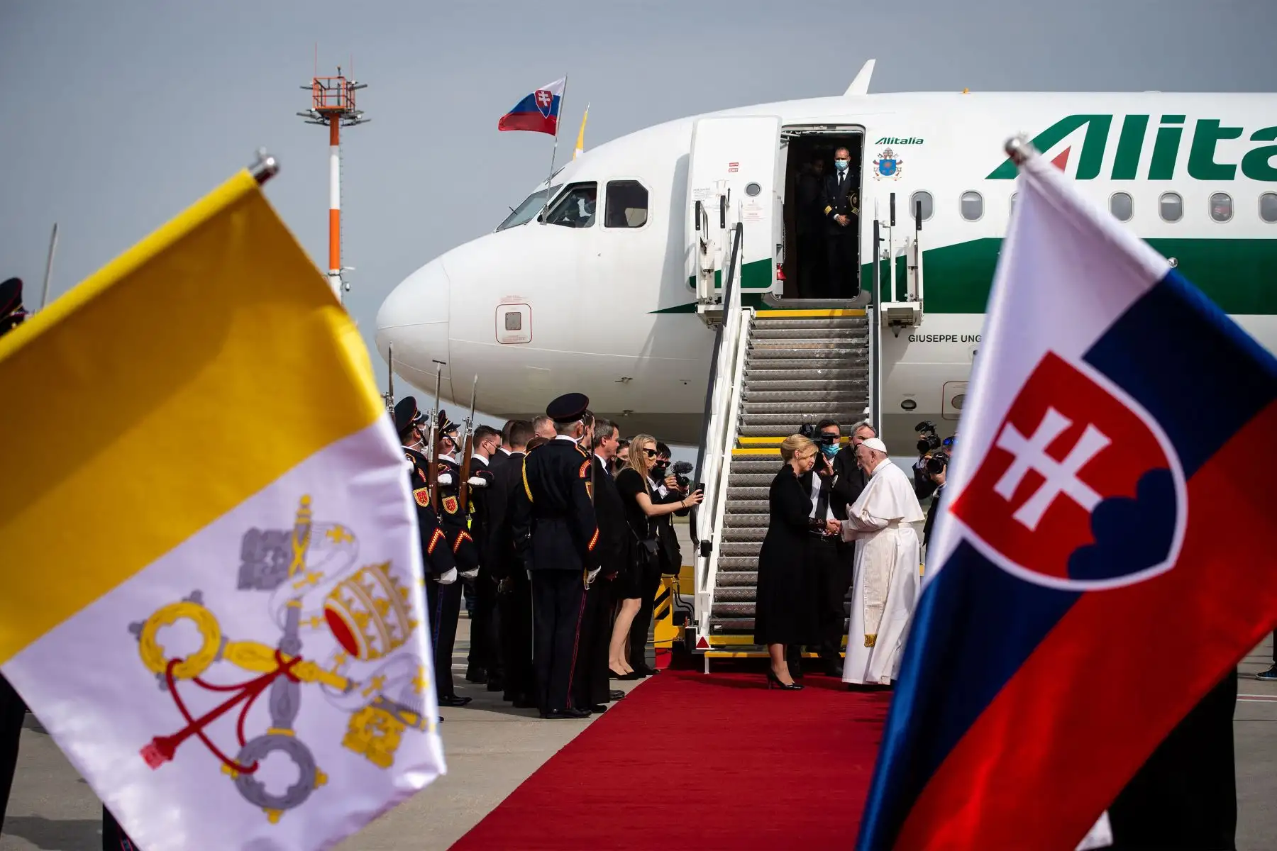 La presidenta eslovaca Zuzana Caputova y el papa Francisco se dan la mano frente a un avión de Alitalia antes de la salida del pontífice del aeropuerto internacional Milan Rastislav Stefanik de Bratislava en  Eslovaquia.
Foto: AFP