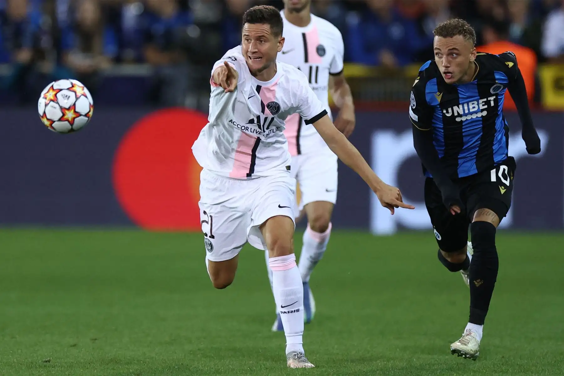 El centrocampista español del Paris Saint-Germain, Ander Herrera , lucha por el balón con el delantero holandés del Club Brugge Noa Lang durante el partido de fútbol del Grupo A de la Liga de Campeones de la UEFA entre el Club Brugge y el Paris Saint-Germain (PSG) en el estadio Jan Breydel de Brujas.
Foto: AFP