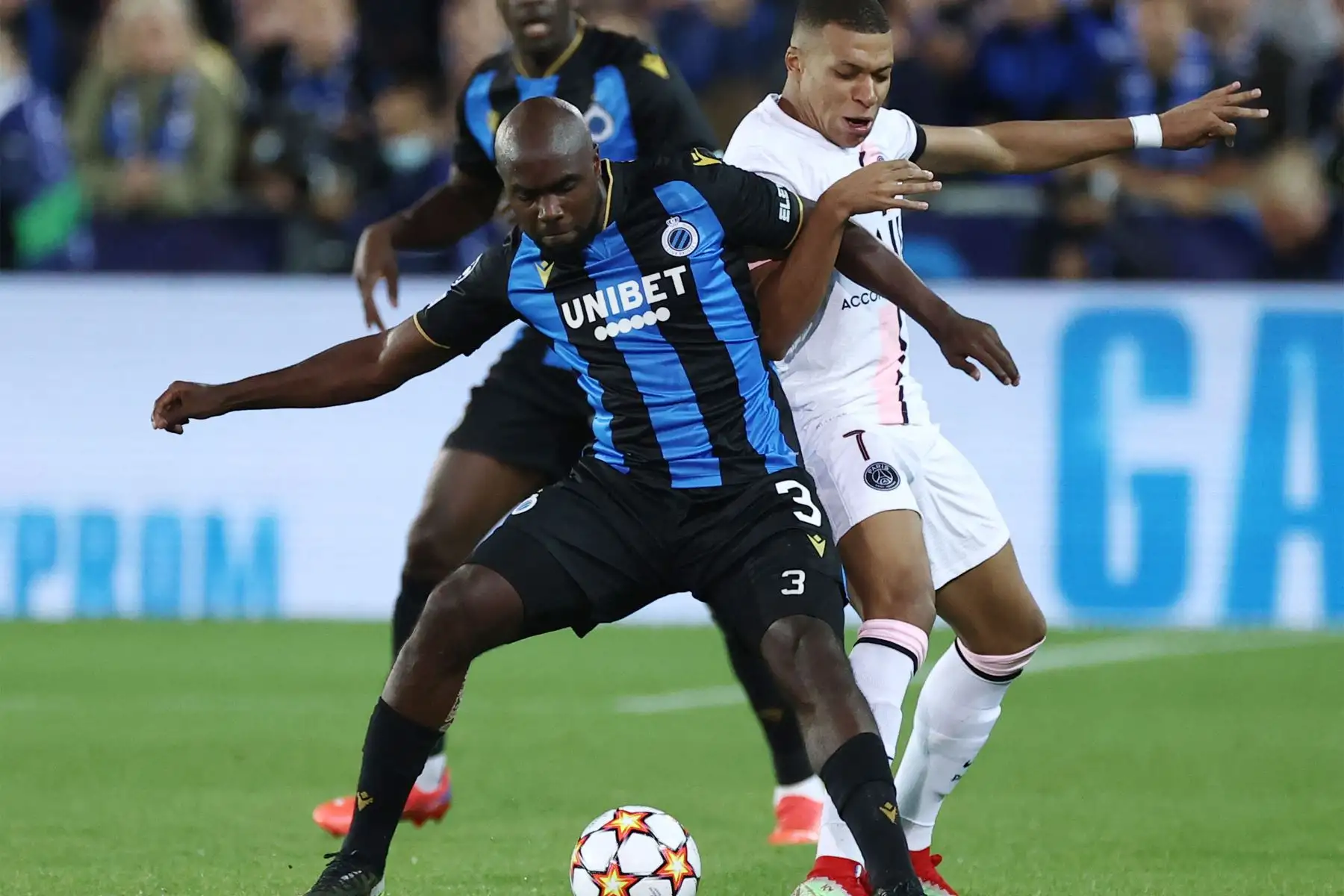 El delantero francés del Paris Saint-Germain, Kylian Mbappé , lucha por el balón con el defensor colombiano del Club Brugge Eder Alvarez Balanta durante el partido de fútbol del Grupo A de la Liga de Campeones de la UEFA entre el Club Brugge y el Paris Saint-Germain (PSG) en el estadio Jan Breydel de Brujas.
Foto: AFP