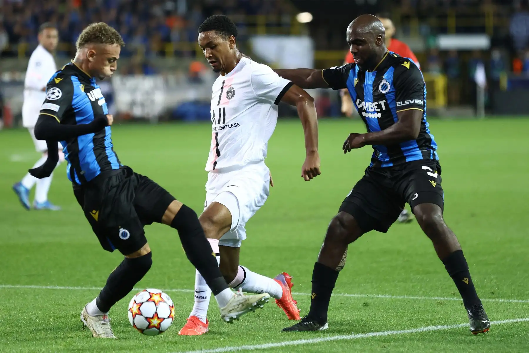 El defensor francés del Paris Saint-Germain Abdou Diallo lucha por el balón con el delantero holandés del Club Brugge Noa Lang y el defensor colombiano del Club Brugge Eder Alvarez Balanta durante el partido de fútbol del Grupo A de la Liga de Campeones de la UEFA Club Brugge contra Paris Saint-Germain ( PSG) en el estadio Jan Breydel de Brujas.
Foto: AFP