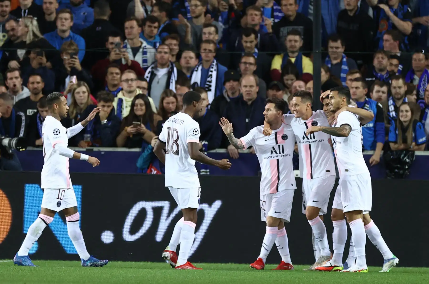 El delantero brasileño del Paris Saint-Germain Neymar, el delantero argentino del Paris Saint-Germain Lionel Messi  y sus compañeros celebran después de que el centrocampista español del Paris Saint-Germain Ander Herrera anotó durante el partido de fútbol del Grupo A de la Liga de Campeones de la UEFA contra el Club Brujas.
Foto: AFP