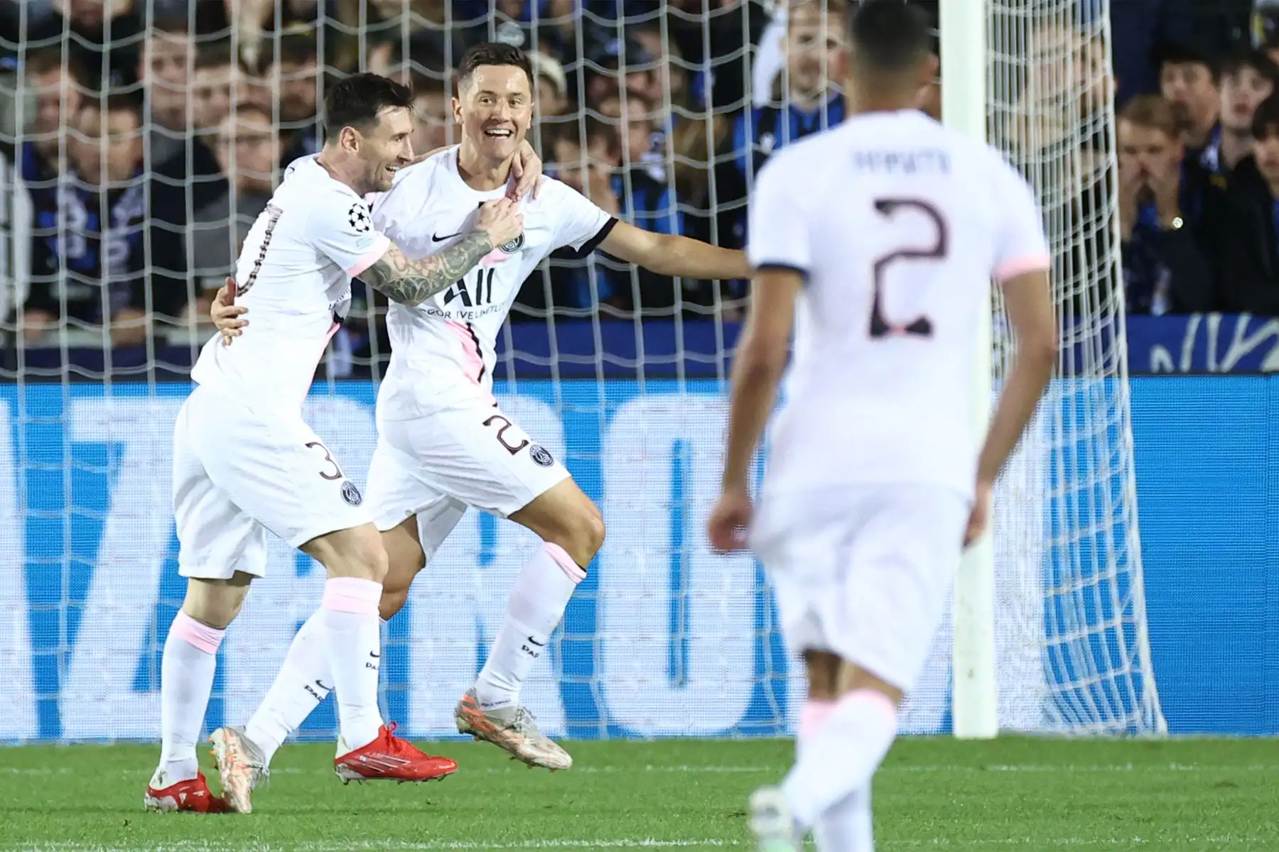 El centrocampista español del Paris Saint-Germain Ander Herrera  celebra con el delantero argentino del Paris Saint-Germain Lionel Messi tras anotar durante el partido de fútbol del Grupo A de la Liga de Campeones de la UEFA Club Brujas contra Paris Saint-Germain.
Foto: AFP