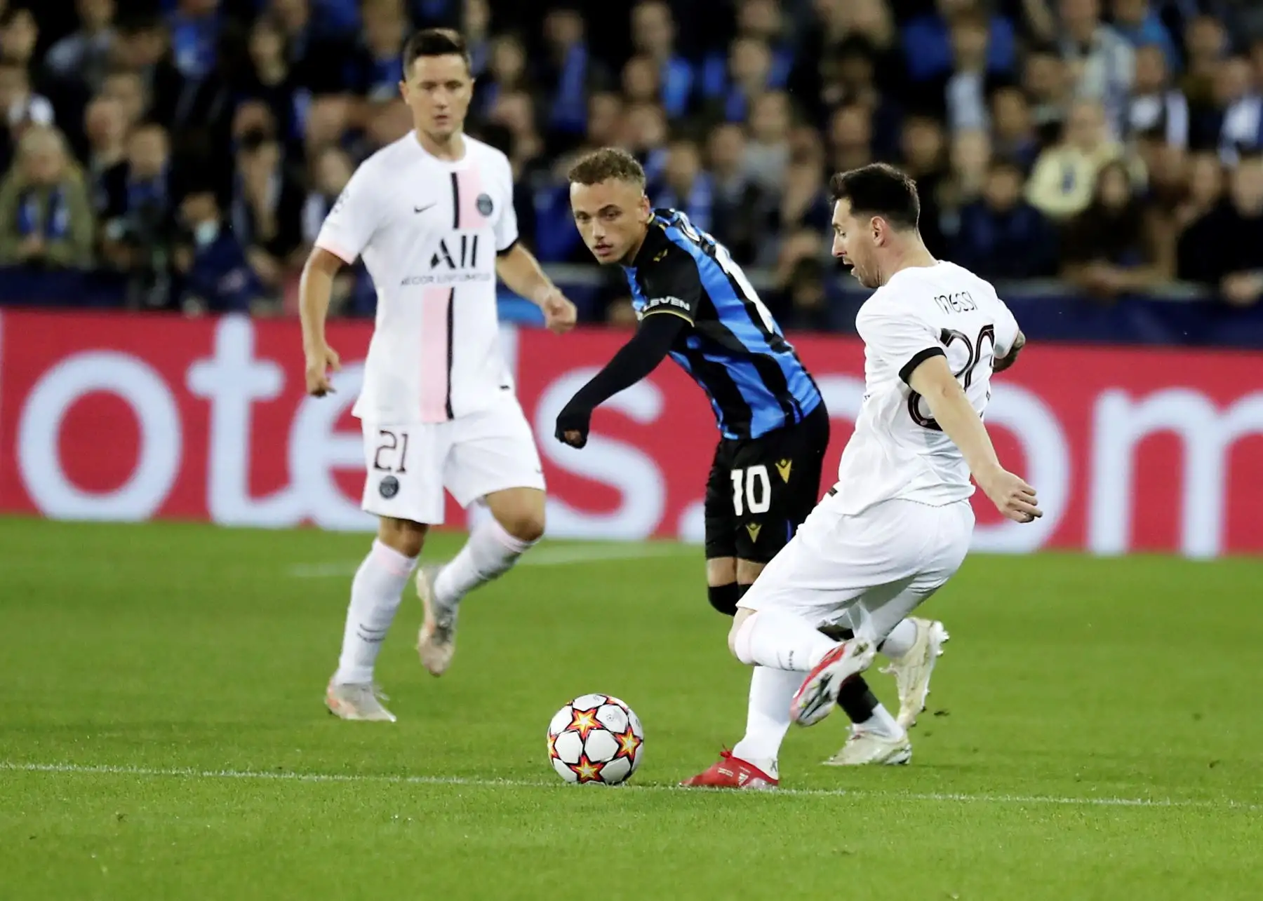 Noa Lang del Club Brujas en acción contra Lionel Messi del Paris Saint-Germain durante el grupo A de la Liga de Campeones de la UEFA de fútbol entre el Club Brujas y el Paris Saint-Germain .
Foto: EFE