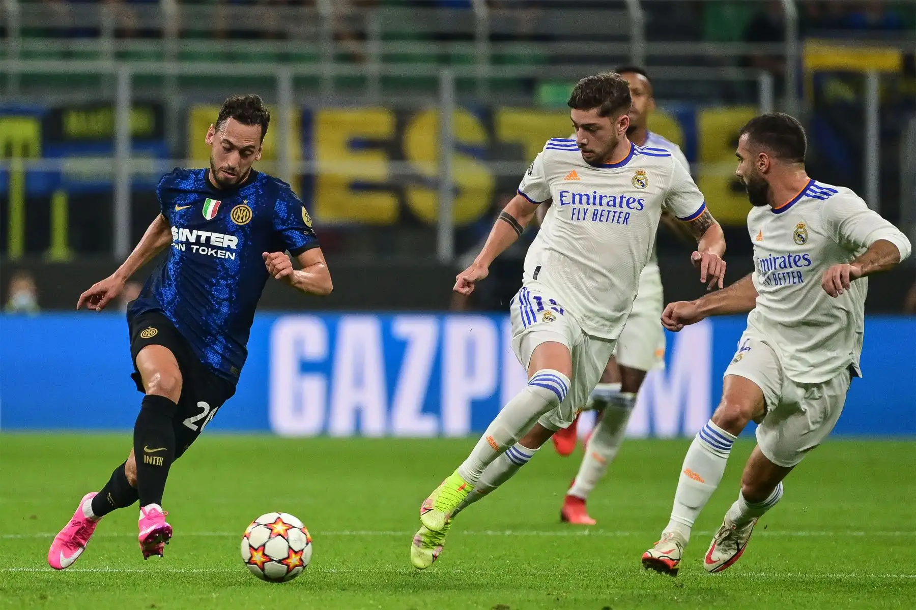 El centrocampista turco Hakan Calhanoglu  desafía al centrocampista uruguayo del Real Madrid Federico Valverde durante el partido de fútbol del Grupo D de la Liga de Campeones de la UEFA entre el Inter de Milán y el Real Madrid.
Foto: AFP