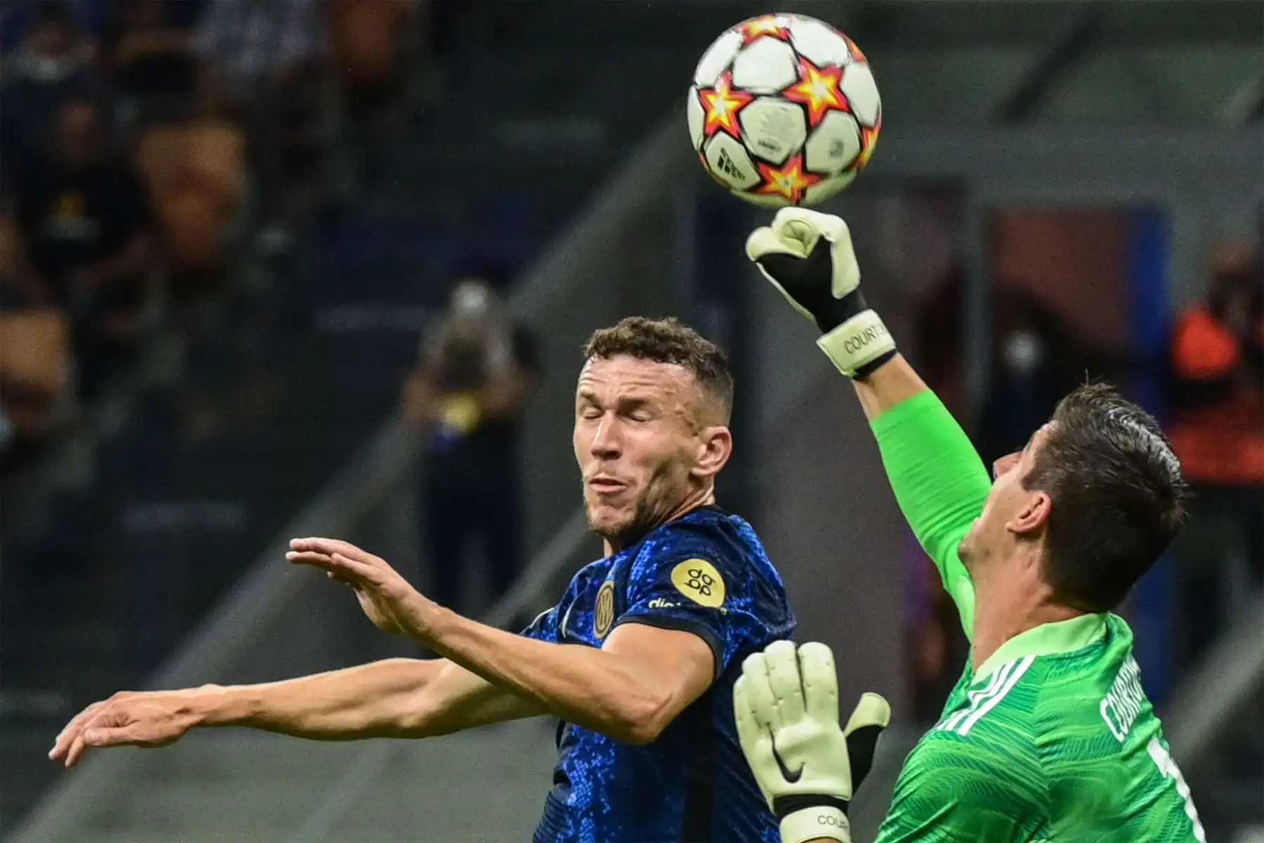 El portero belga del Real Madrid Thibaut Courtois desvía un disparo bajo la presión del centrocampista croata del Inter de Milán Ivan Perisic durante el partido de fútbol del Grupo D de la Liga de Campeones de la UEFA entre el Inter de Milán y el Real Madrid.
Foto: AFP