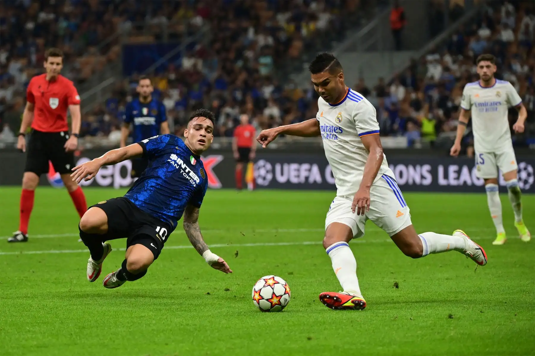 El centrocampista brasileño del Real Madrid Casemiro desafía al delantero argentino del Inter de Milán, Lautaro Martínez, durante el partido de fútbol del Grupo D de la Liga de Campeones de la UEFA entre el Inter de Milán y el Real Madrid.
Foto: AFP