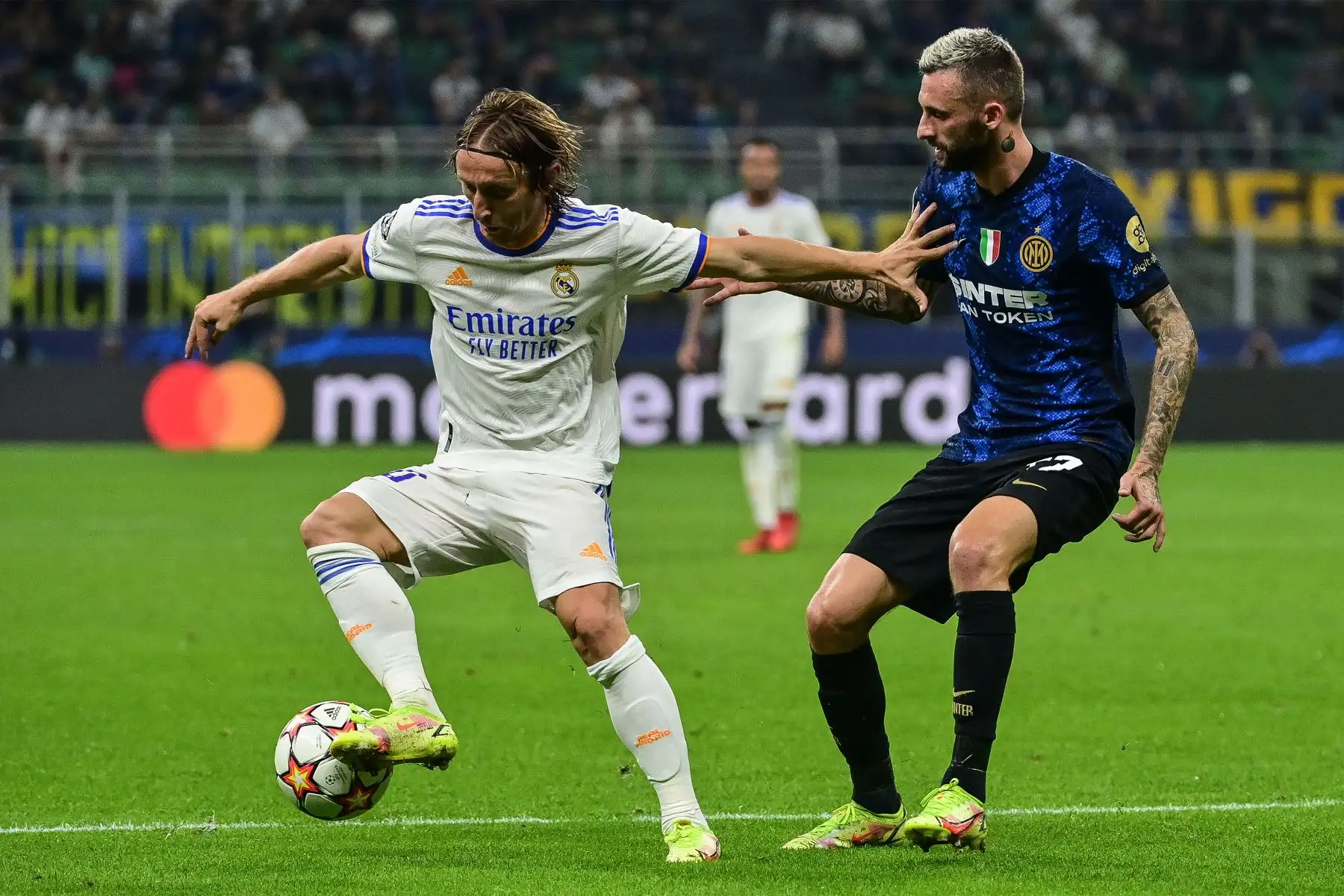 El centrocampista croata del Real Madrid Luka Modric  frena al centrocampista croata del Inter de Milán Marcelo Brozovic durante el partido de fútbol del Grupo D de la Liga de Campeones de la UEFA entre el Inter de Milán y el Real Madrid.
Foto: AFP