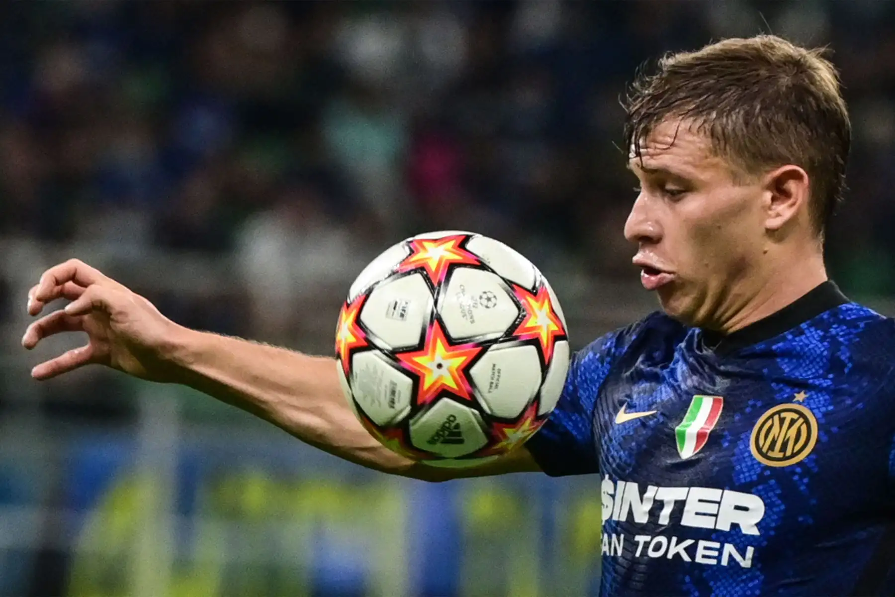 El centrocampista italiano del Inter de Milán Nicolo Barella controla el pecho del balón durante el partido de fútbol del Grupo D de la Liga de Campeones de la UEFA entre el Inter de Milán y el Real Madrid.
Foto: AFP