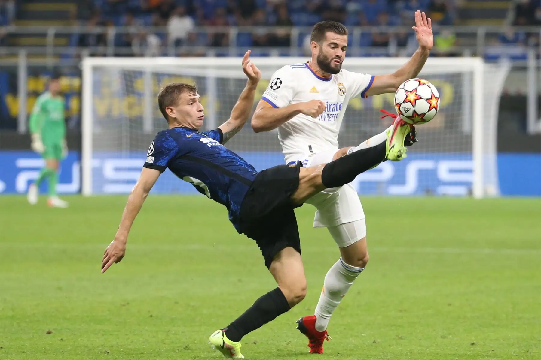 Nicolo Barella del Inter de Milán desafía el balón Nacho Fernández del Real Madrid durante el partido de fútbol del grupo D de la Liga de Campeones de la UEFA entre el FC Inter y el Real Madrid en el estadio Giuseppe Meazza de Milán, Italia.
Foto: EFE