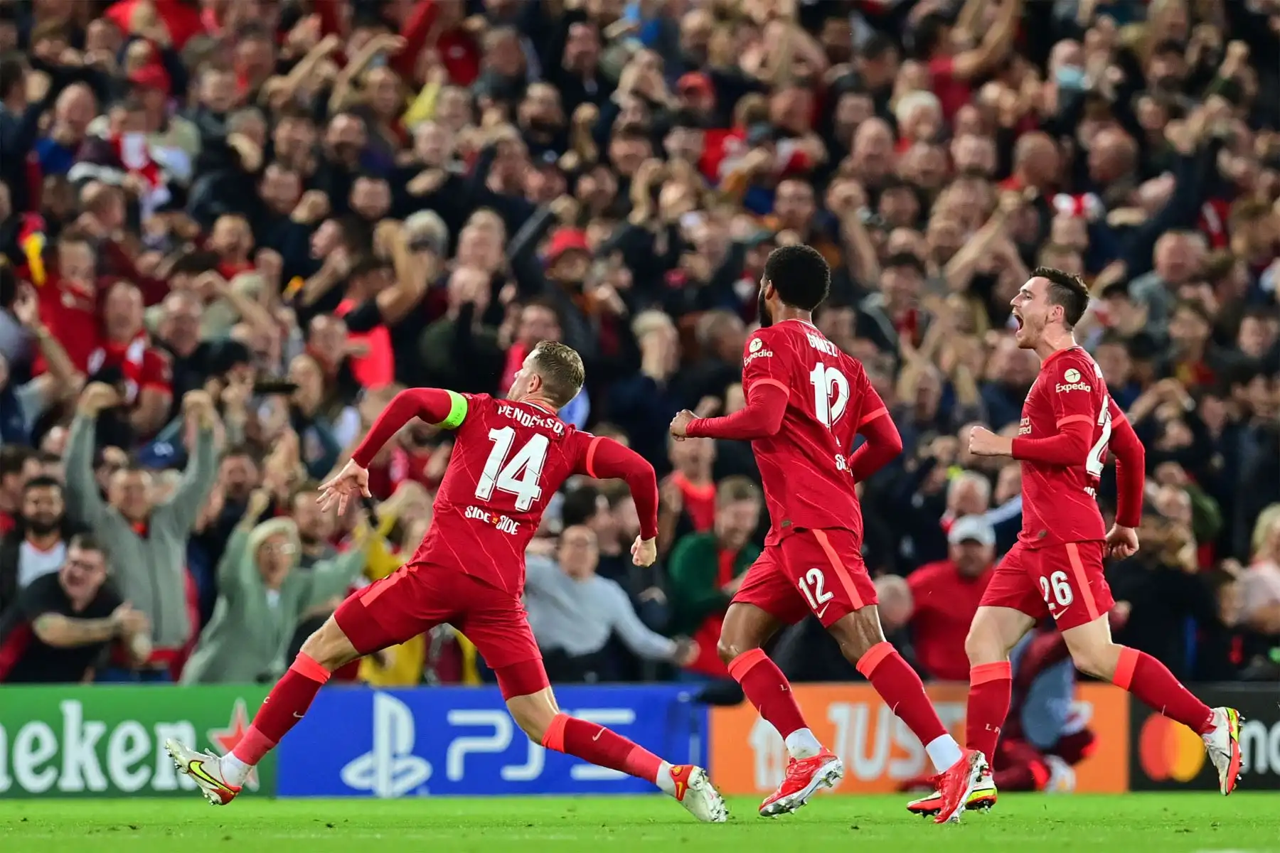 El centrocampista inglés del Liverpool Jordan Henderson celebra con sus compañeros de equipo después de anotar el tercer gol de su equipo durante el partido de fútbol del Grupo B de la primera ronda de la Liga de Campeones de la UEFA entre el Liverpool y el AC Milán.
Foto: AFP