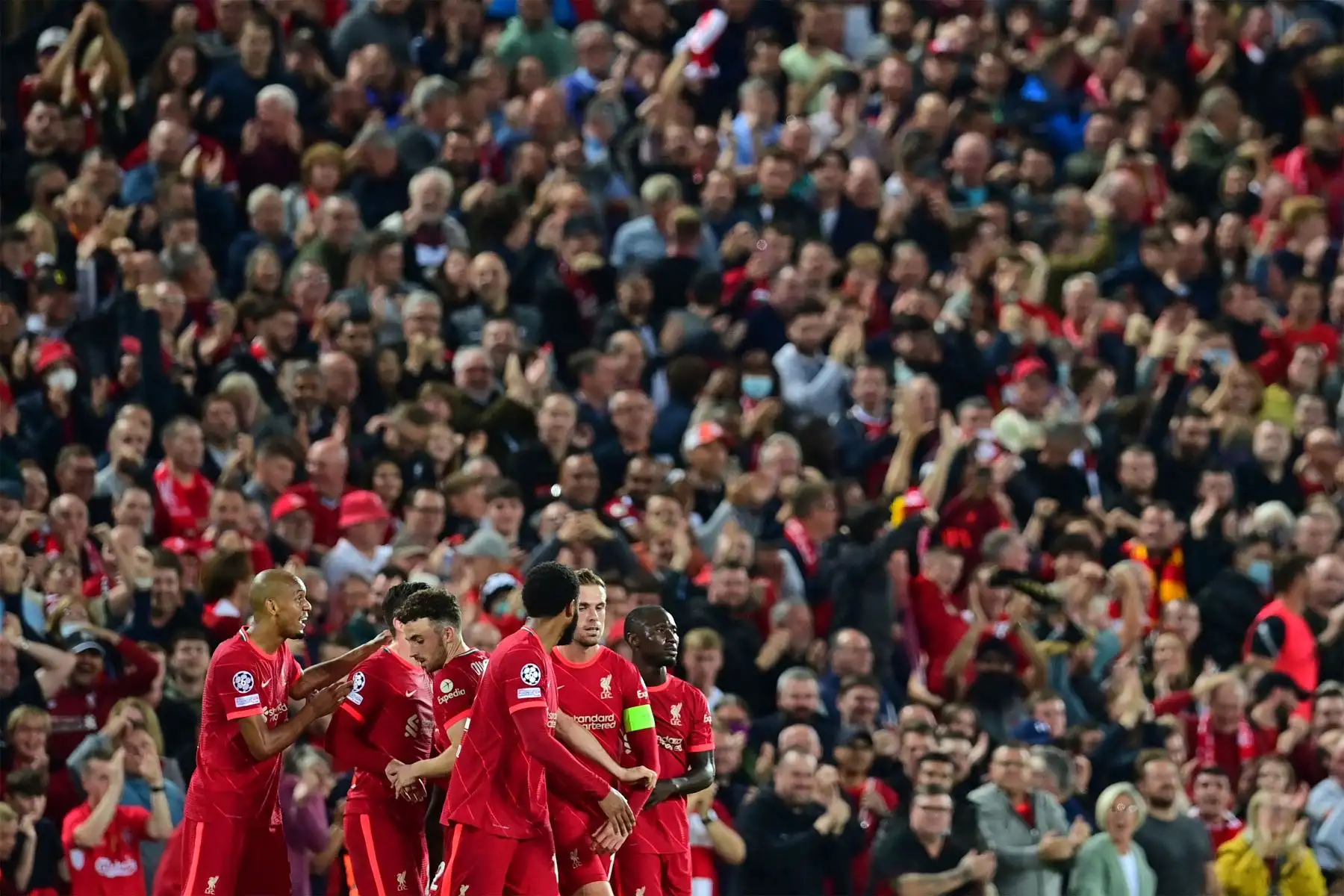 El centrocampista inglés del Liverpool, Jordan Henderson, celebra con sus compañeros de equipo después de anotar el tercer gol de su equipo durante el partido de fútbol del Grupo B de la primera ronda de la Liga de Campeones de la UEFA entre el Liverpool y el AC Milán.
Foto: AFP
