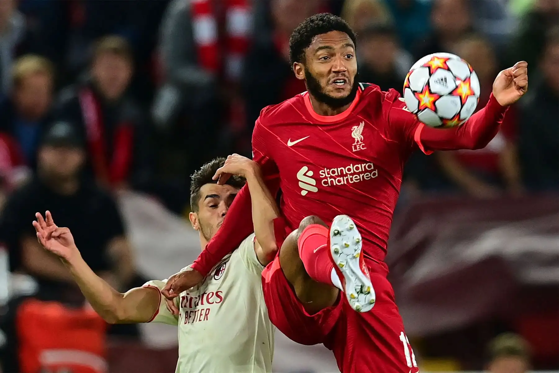 El centrocampista español del AC Milán Brahim Díaz compite con el defensor inglés del Liverpool Joe Gomez durante el partido de fútbol del Grupo B de la primera ronda de la Liga de Campeones de la UEFA entre el Liverpool y el AC Milan.
Foto: AFP