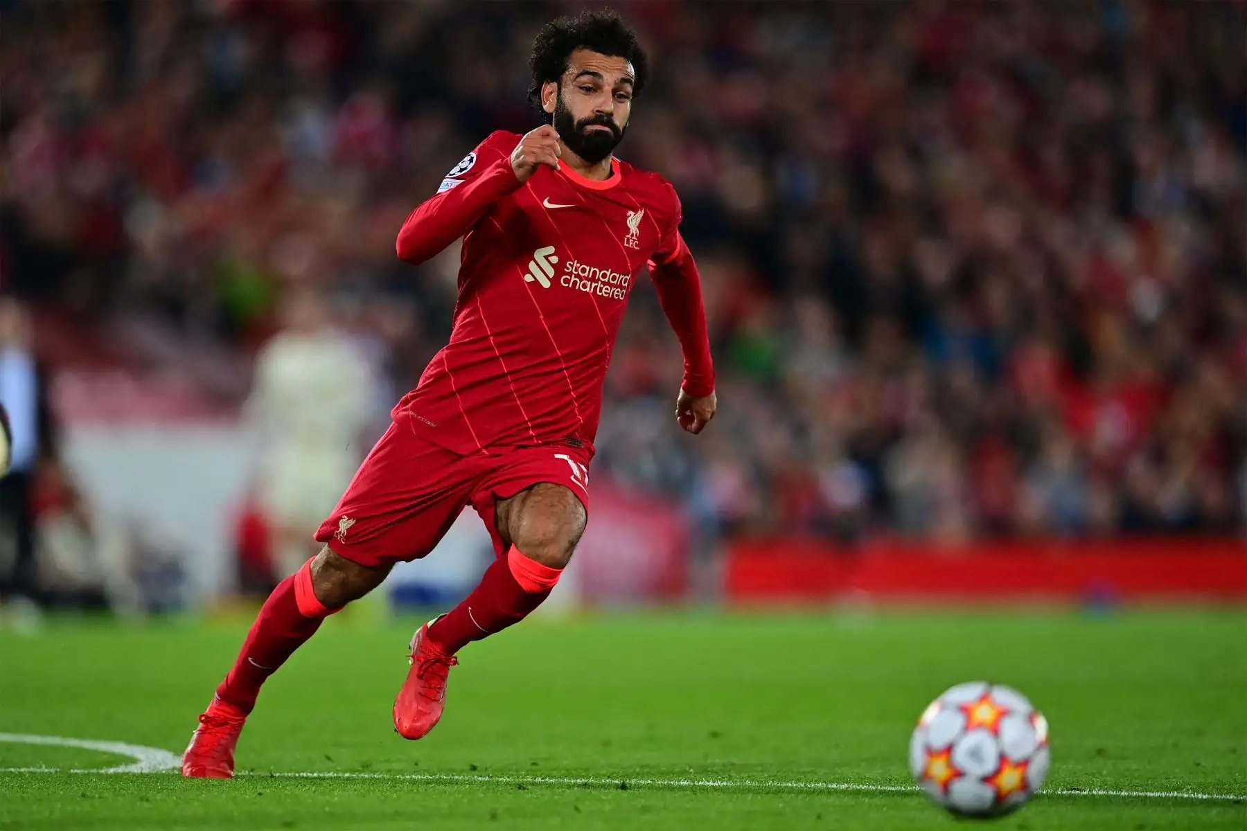 El centrocampista egipcio del Liverpool, Mohamed Salah, persigue el balón durante el partido de fútbol del Grupo B de la primera ronda de la Liga de Campeones de la UEFA entre el Liverpool y el AC Milán.
Foto: AFP