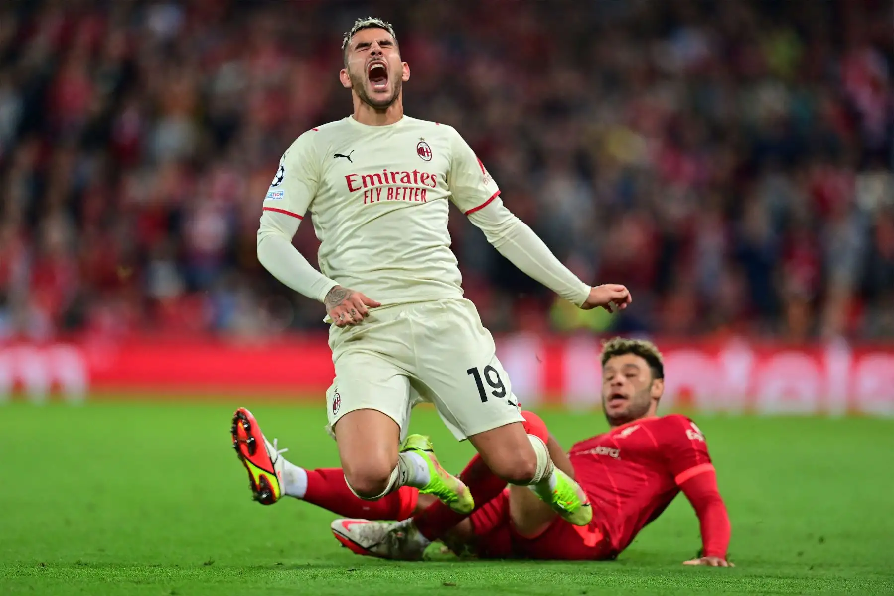 El centrocampista inglés del Liverpool Alex Oxlade-Chamberlain  aborda al defensor francés del AC Milan Theo Hernandez durante la primera ronda de la Liga de Campeones de la UEFA, partido de fútbol del Grupo B entre el Liverpool y el AC Milan.
Foto: AFP