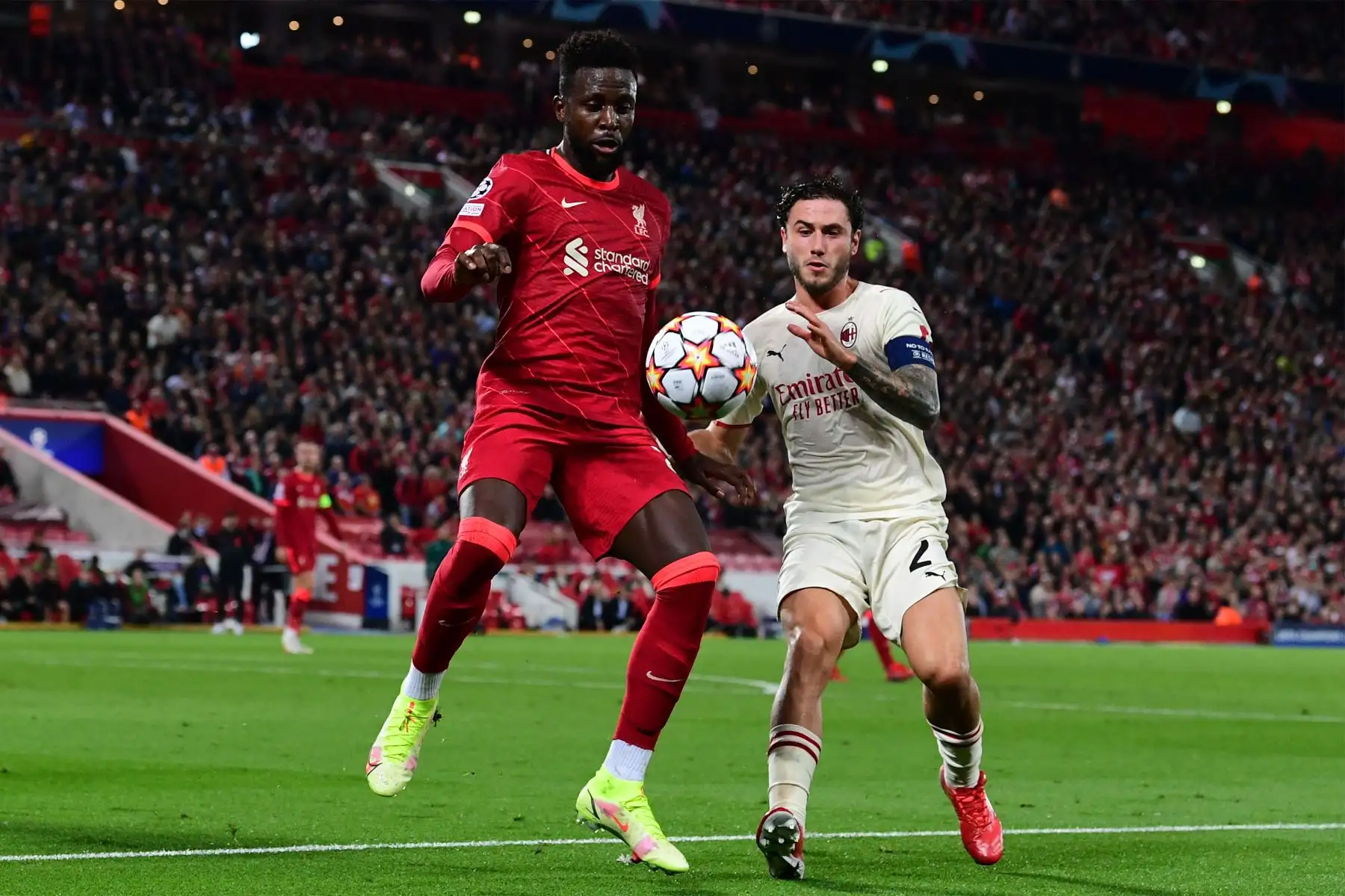 El centrocampista guineano del Liverpool, Naby Keita , compite con el defensor italiano del AC Milan, Davide Calabria, durante el partido de fútbol del Grupo B de la primera ronda de la Liga de Campeones de la UEFA entre el Liverpool y el AC Milán.
Foto: AFP