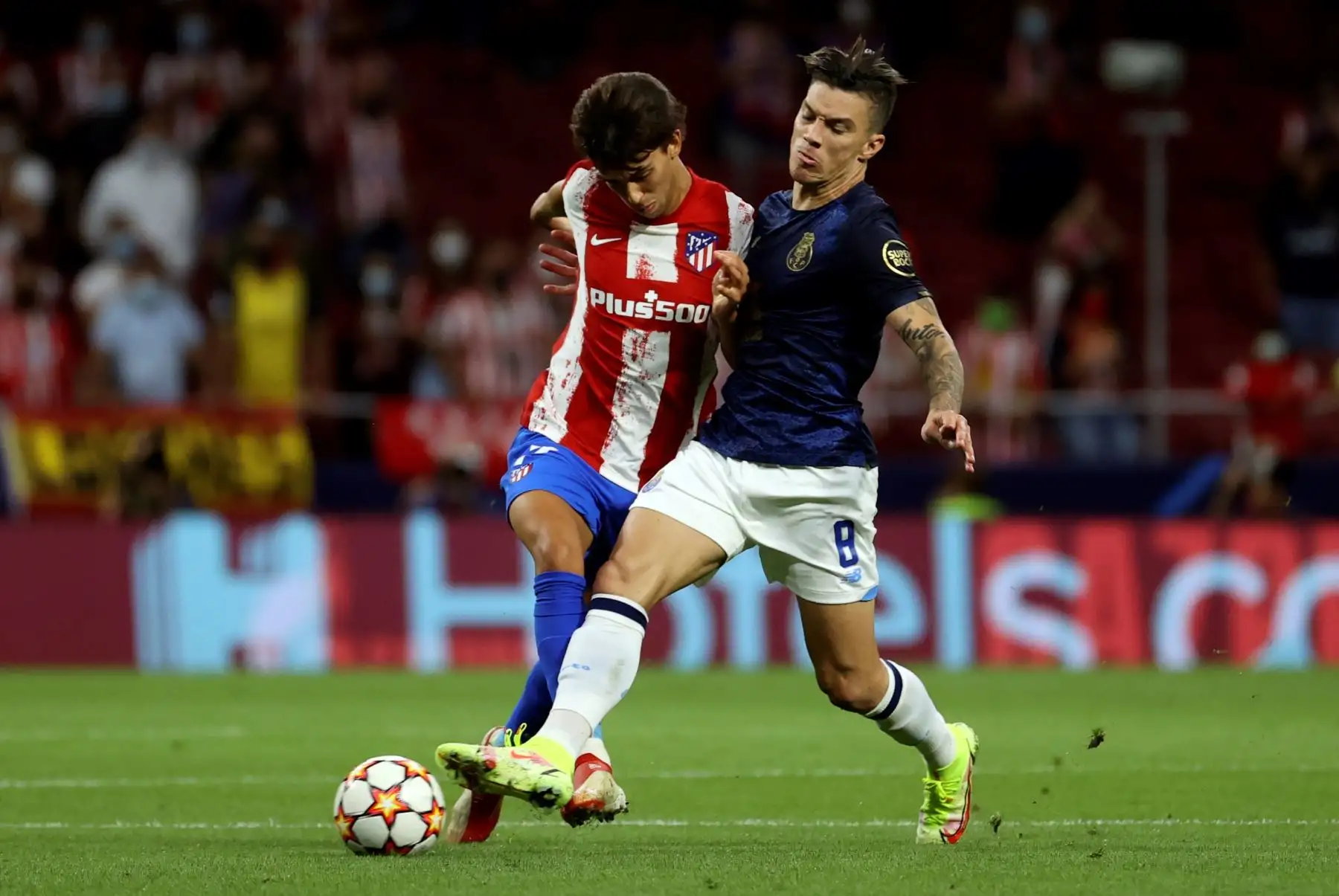 El delantero portugués del Atlético de Madrid Joao Félix lucha con el colombiano Andrés Uribe, del Oporto. EFE/Juanjo Martín