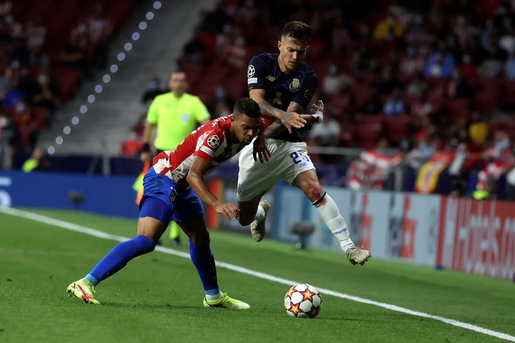 El defensa brasileño del Atlético de Madrid Renan Augusto Lodi lucha con el jugador Otávio Edmilson da Silva, del Oporto. EFE/Kiko Huesca
