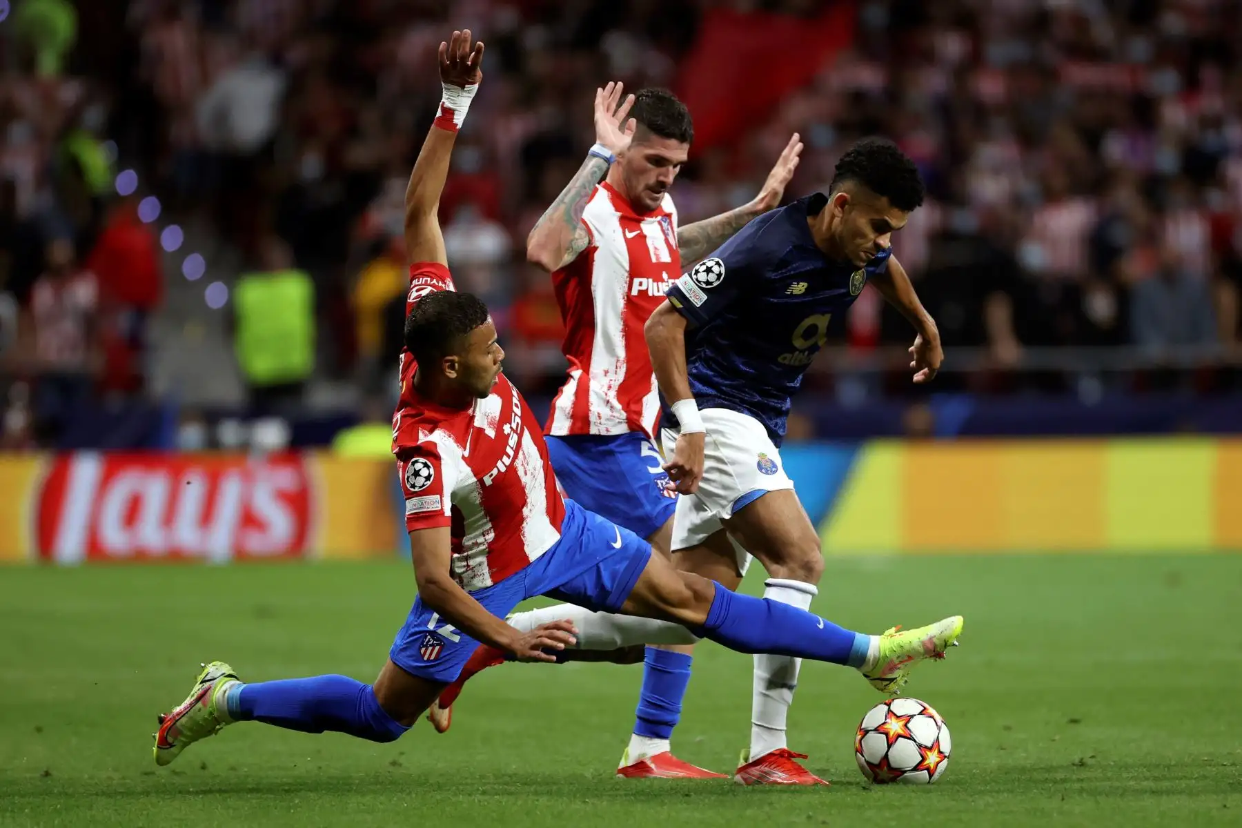 El defensa brasileño del Atlético de Madrid Renan Augusto Lodi lucha con el colombiano Luis Díaz, del Oporto. EFE/Juanjo Martín