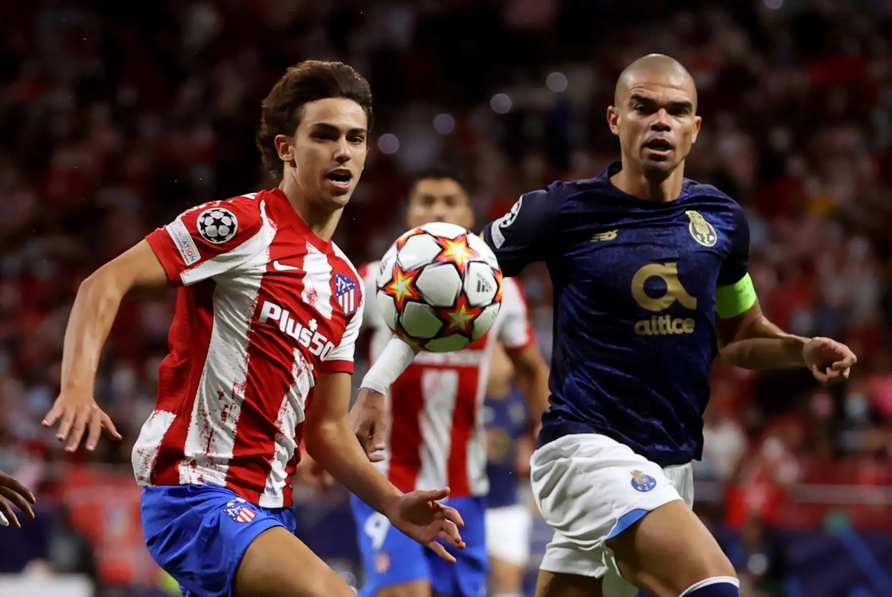 El delantero Atlético de Madrid Joao Félix pelea un balón con Pepe, del Oporto, durante el partido de la primera jornada de la fase de grupos de la Liga de Campeones. EFE/Juanjo Martín