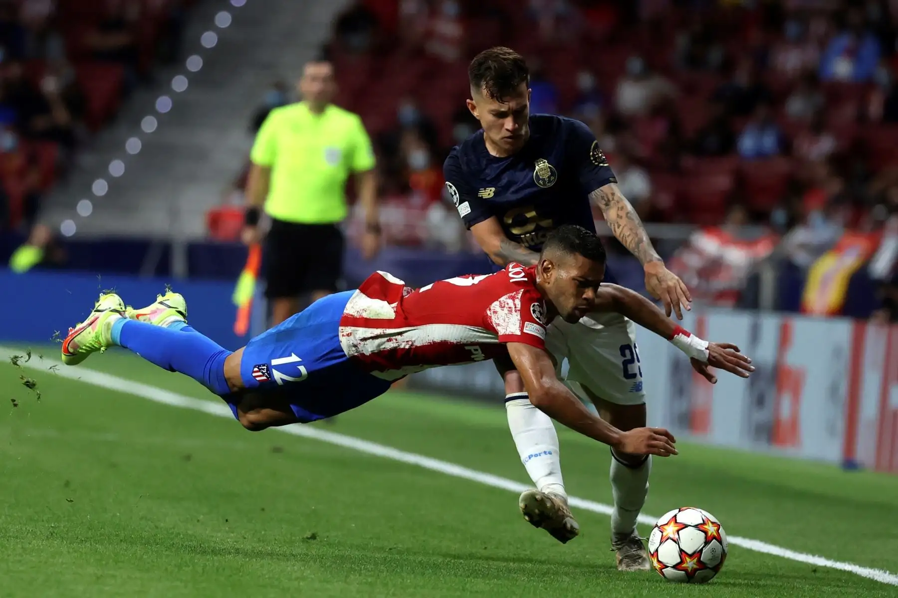 El defensa brasileño del Atlético de Madrid Renan Augusto Lodi lucha con el brasileño Otávio Edmilson da Silva, del Oporto. EFE/Kiko Huesca