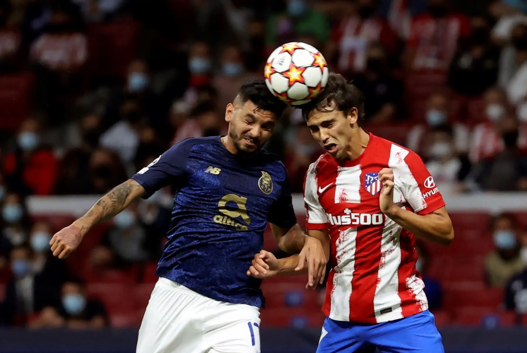 El delantero del Atlético de Madrid Joao Félix cabecea un balón junto a Jesús Corona, del Oporto. EFE/Juanjo Martín