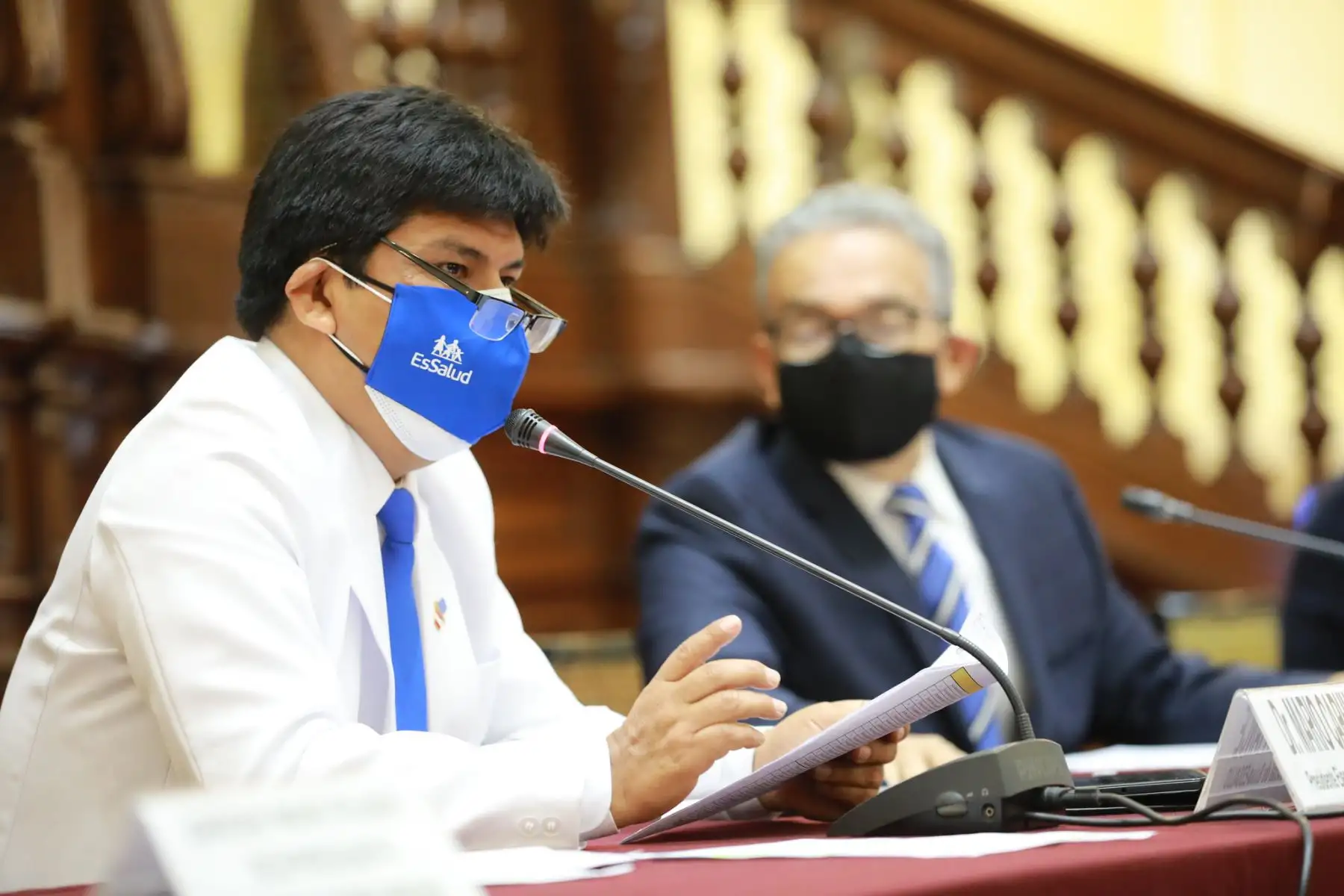 El doctor Mario Carhuapoma se presentó ante la comisión de Fiscalización y Contraloría del Congreso de la República, para informar, entre otros temas, sobre la compra directa que hizo la anterior gestión de seis tomógrafos y lentes de seguridad contra salpicaduras por más de S/ 28.9 millones. ANDINA/ EsSalud