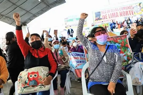 Mujeres organizadas en ollas comunes en el distrito de Comas participan en el encuentro "Dialogando Juntas". Foto: