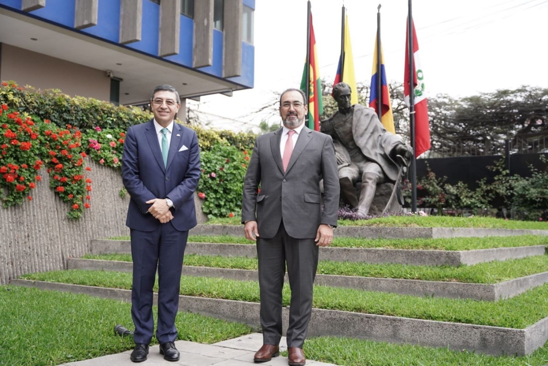 Secretario general de la CAN, Jorge Hernando Pedraza y el presidente ejecutivo del Banco de Desarrollo de América Latina (CAF), Sergio Diaz- Granados, en la sede institucional en Lima. Foto: Cortesía.