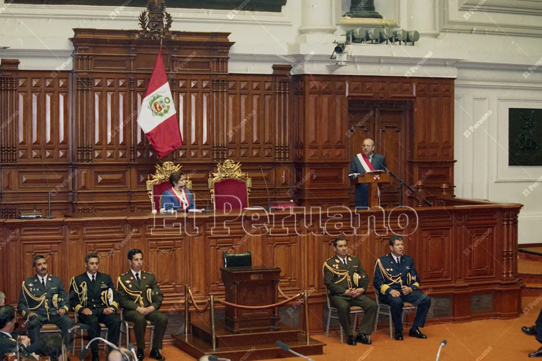 Lima - 22 noviembre 2000 / Juramentación de Valentín Paniagua Corazao como presidente de la República en la sede del Congreso. 
Foto: Archivo Histórico de El Peruano / Ricardo Choy-Kifox