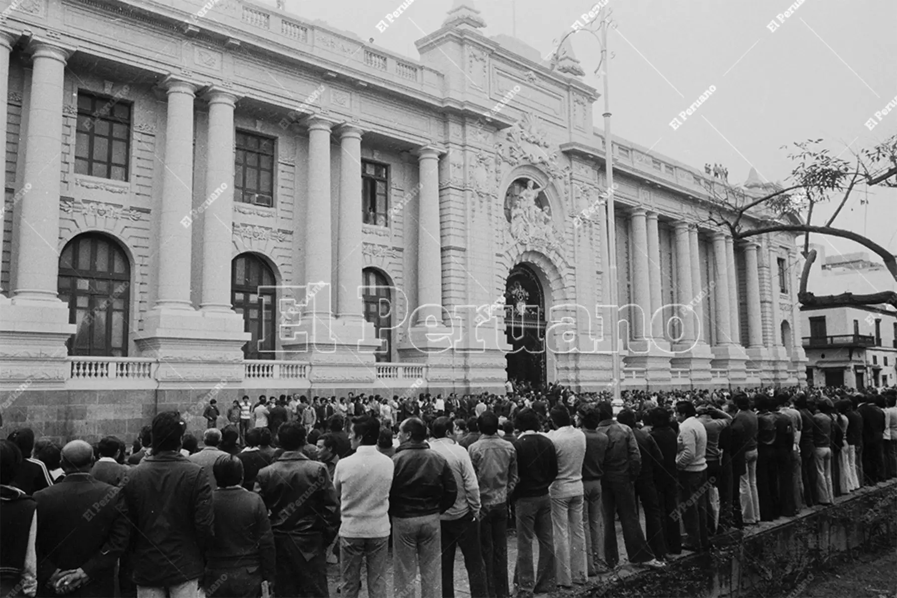 Lima - 18 julio 1978 / Simpatizantes y militantes de diversos partidos políticos se apostan en las afueras de la sede del Congreso de la República donde hoy se instaló la Junta Preparatoria de la Asamblea Constituyente. 
Foto: Archivo Histórico de El Peruano / Norman Córdova