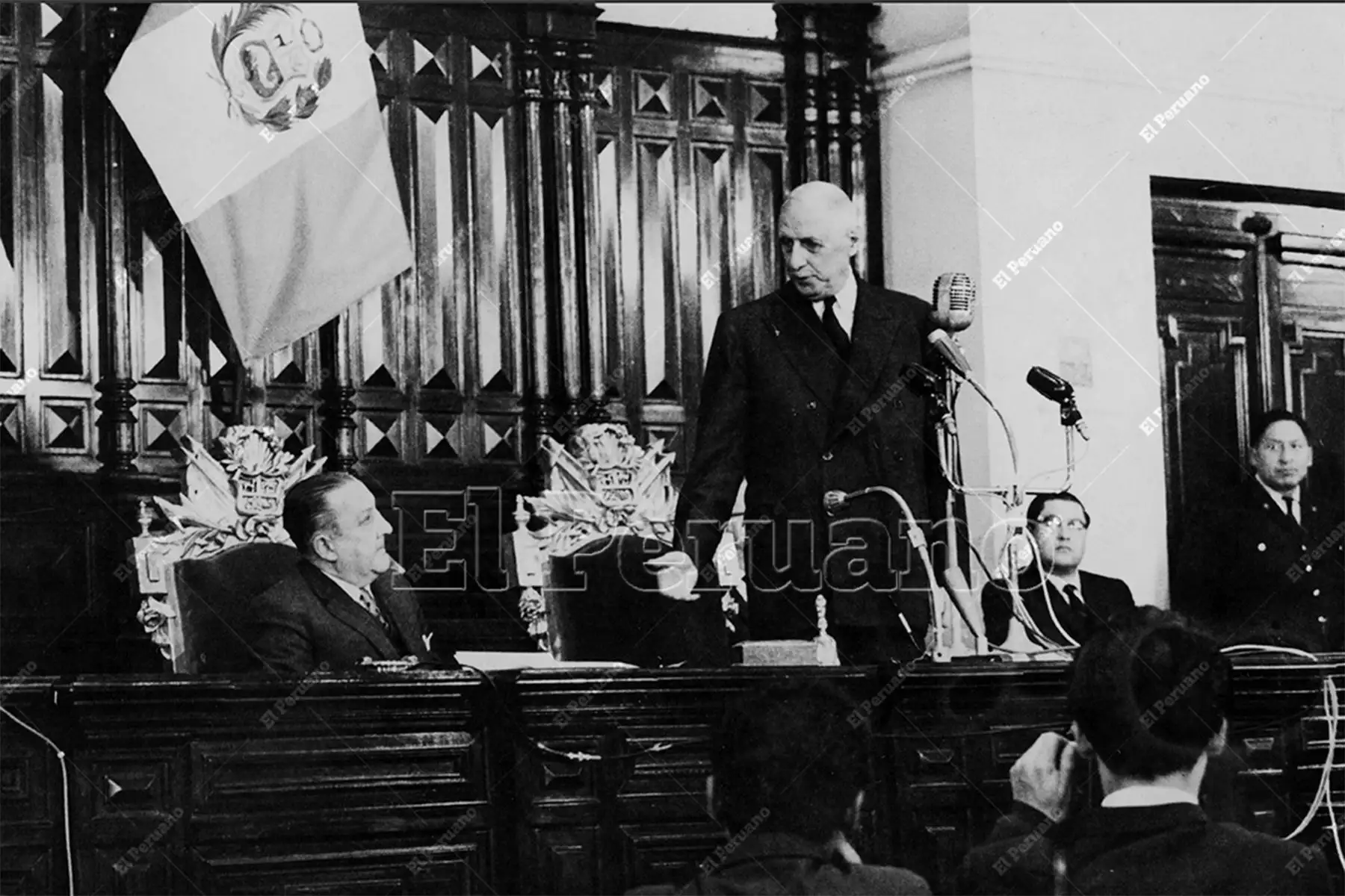 Lima - 26 setiembre 1964 / El Congreso de la República recibió en sesión solemne al presidente de Francia, general Charles de Gaulle. El titular del Congreso, Víctor Freundt Rosell,  le dio la bienvenida."Ha llegado la hora de ofrecer más ampliamente a la América Latina nuestro aporte en la estructuración económica de sus países", dijo el ilustre visitante. 
Foto: Archivo Histórico de El Peruano