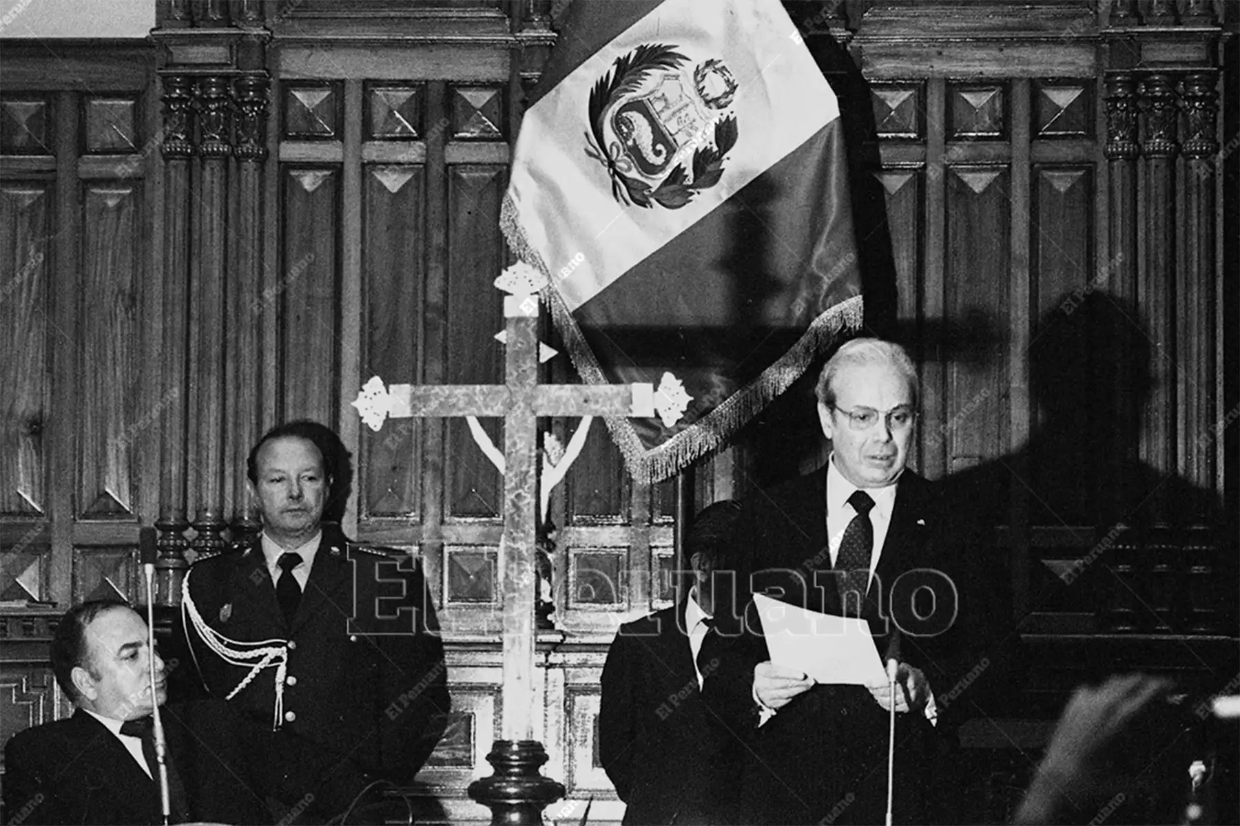 Lima - 4 abril 1984 / El secretario general de las Naciones Unidas, Javier Pérez de Cuéllar, fue condecorado por la Cámara de Diputados en el Congreso de la República. El reconocido diplomático visita el Perú en el marco del XX Periodo de Sesiones del Consejo Económico para América Latina (CEPAL). 
Foto: Archivo