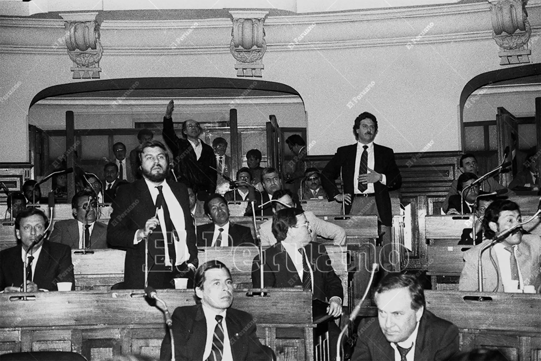 Lima - 26 julio 1990 / Los diputados Fernando Olivera y Ricardo Letts durante la elección del presidente de la Cámara de Diputados. 
Foto: Archivo Histórico de El Peruano / Norman Córdova