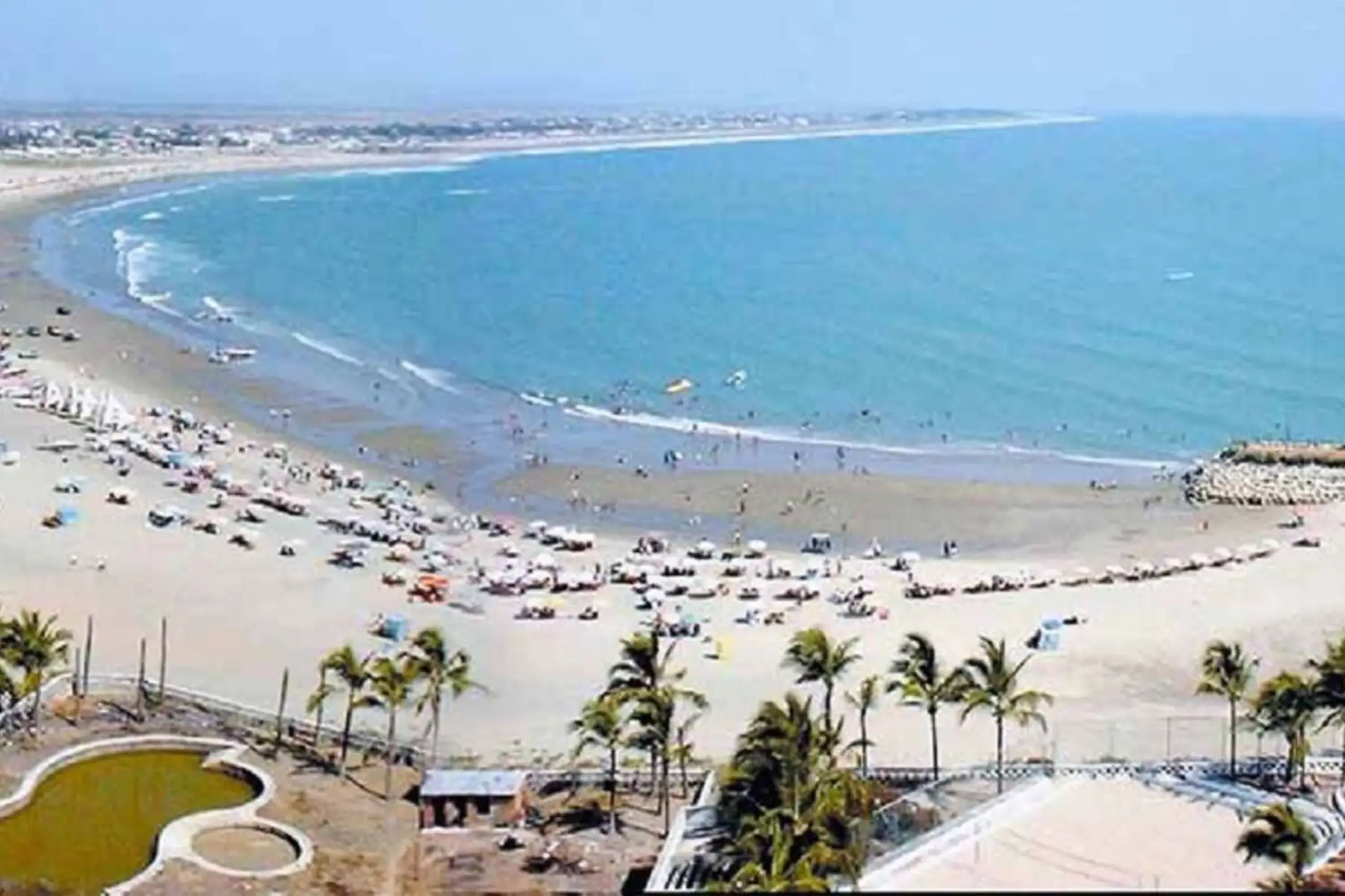 Ahora que está permitido el uso pleno de las playas en todo el litoral peruano, los balnearios de la costa norte son destinos ideales para el descanso reparador, la recreación, la observación de ballenas jorobadas y la práctica de deportes náuticos, gracias a las inmejorables condiciones del mar, el sol que brilla todo el año y suelos de arena de varias tonalidades. ANDINA/archivo