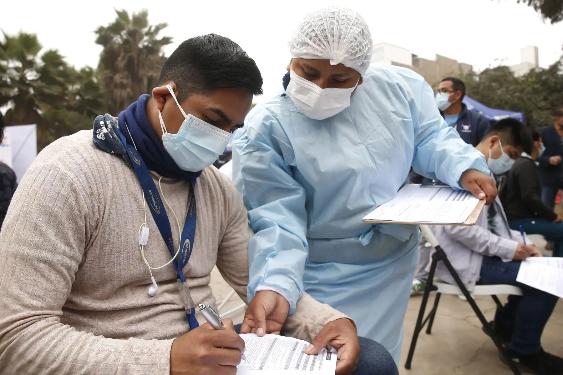 Viceministro  de Prestaciones y Aseguramiento en Salud, Bernardo  Ostos, supervisa campaña de Salud en San Juan de Lurigancho. Foto: Minsa