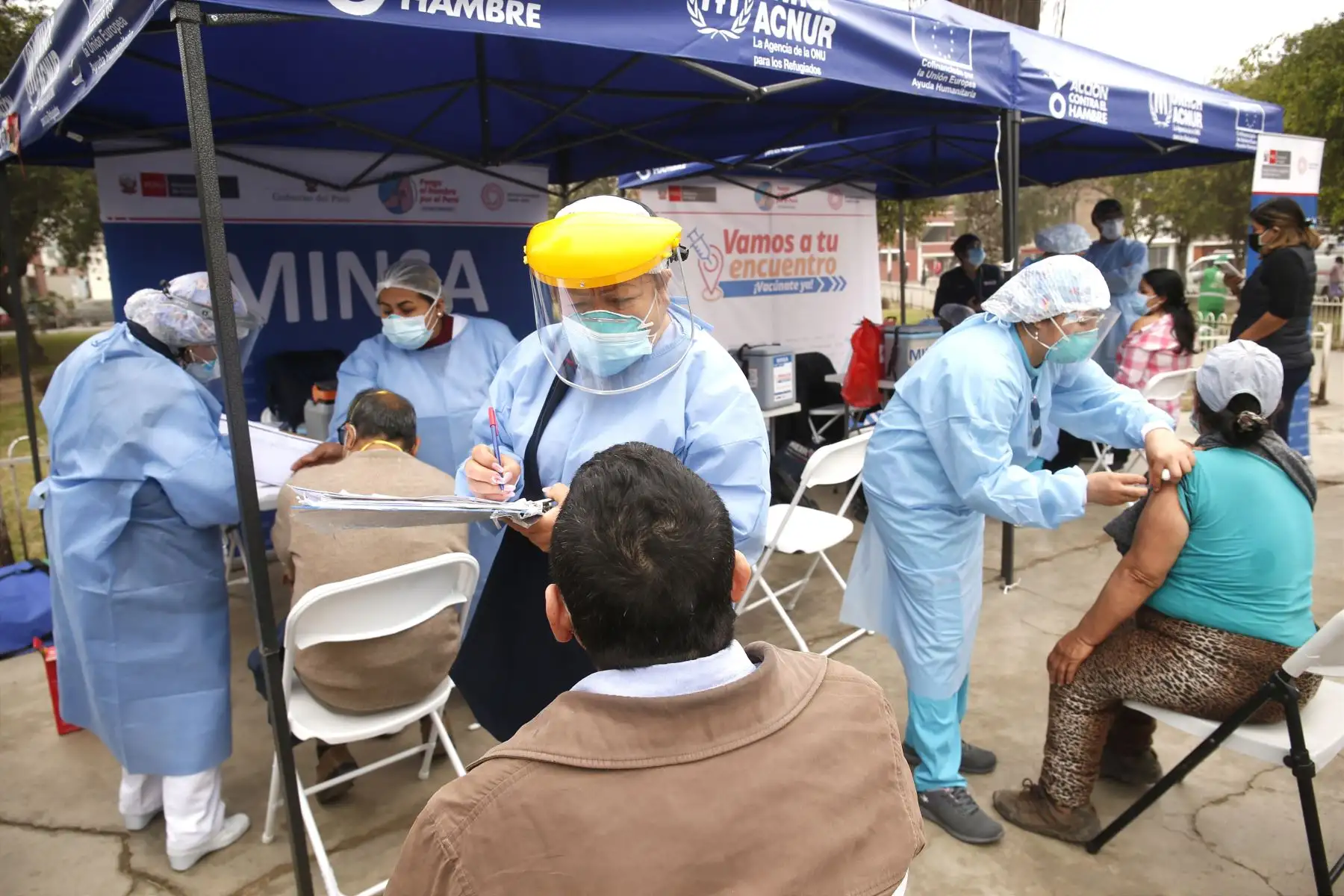 Viceministro  de Prestaciones y Aseguramiento en Salud, Bernardo  Ostos, supervisa campaña de Salud en San Juan de Lurigancho. Foto: Minsa