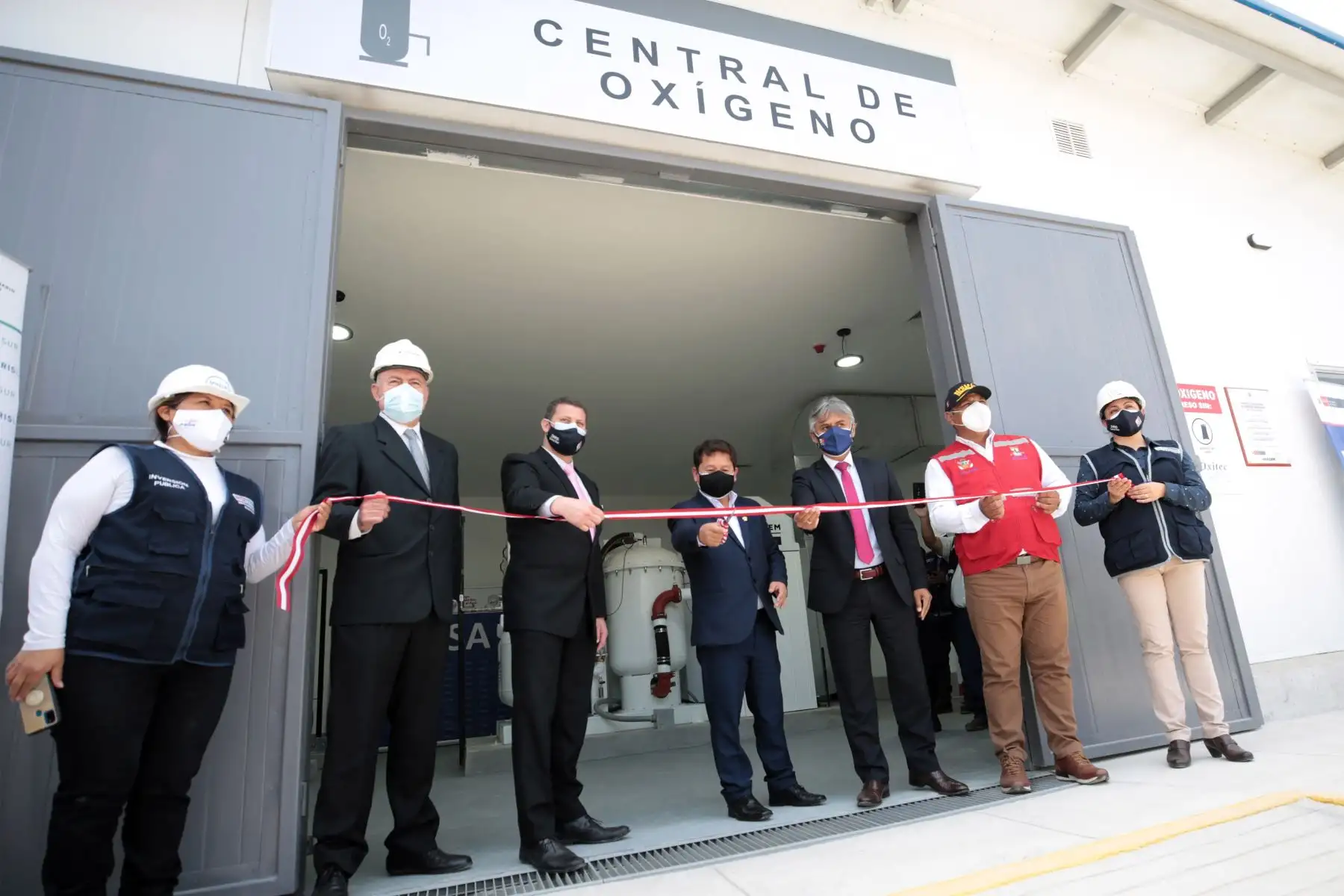 El presidente del Consejo de Ministros, Guido Bellido , junto a autoridades del Ejecutivo y gobierno local, inaugura nueva planta de oxígeno medicinal en Villa María del Triunfo.
Foto: PCM