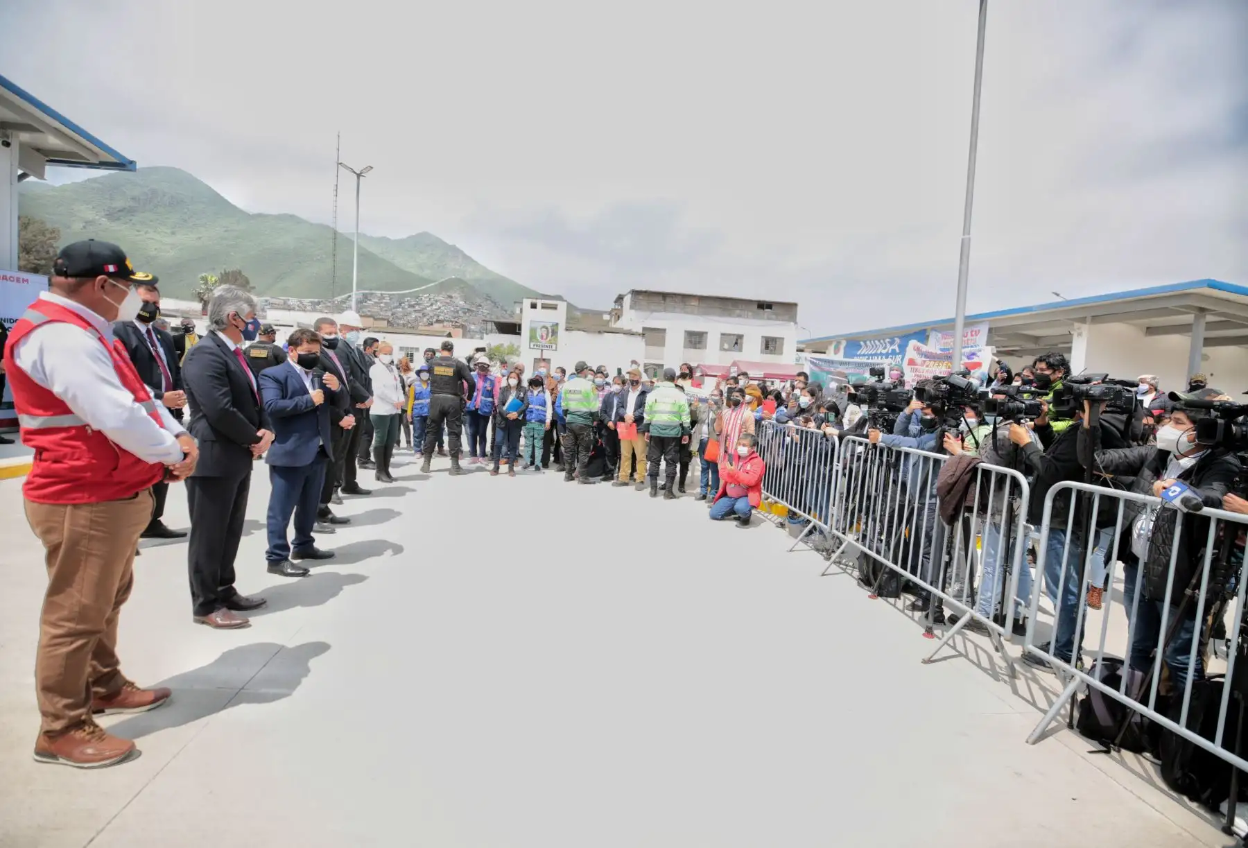 El presidente del Consejo de Ministros, Guido Bellido , junto a autoridades del Ejecutivo y gobierno local, inaugura nueva planta de oxígeno medicinal en Villa María del Triunfo.
Foto: PCM