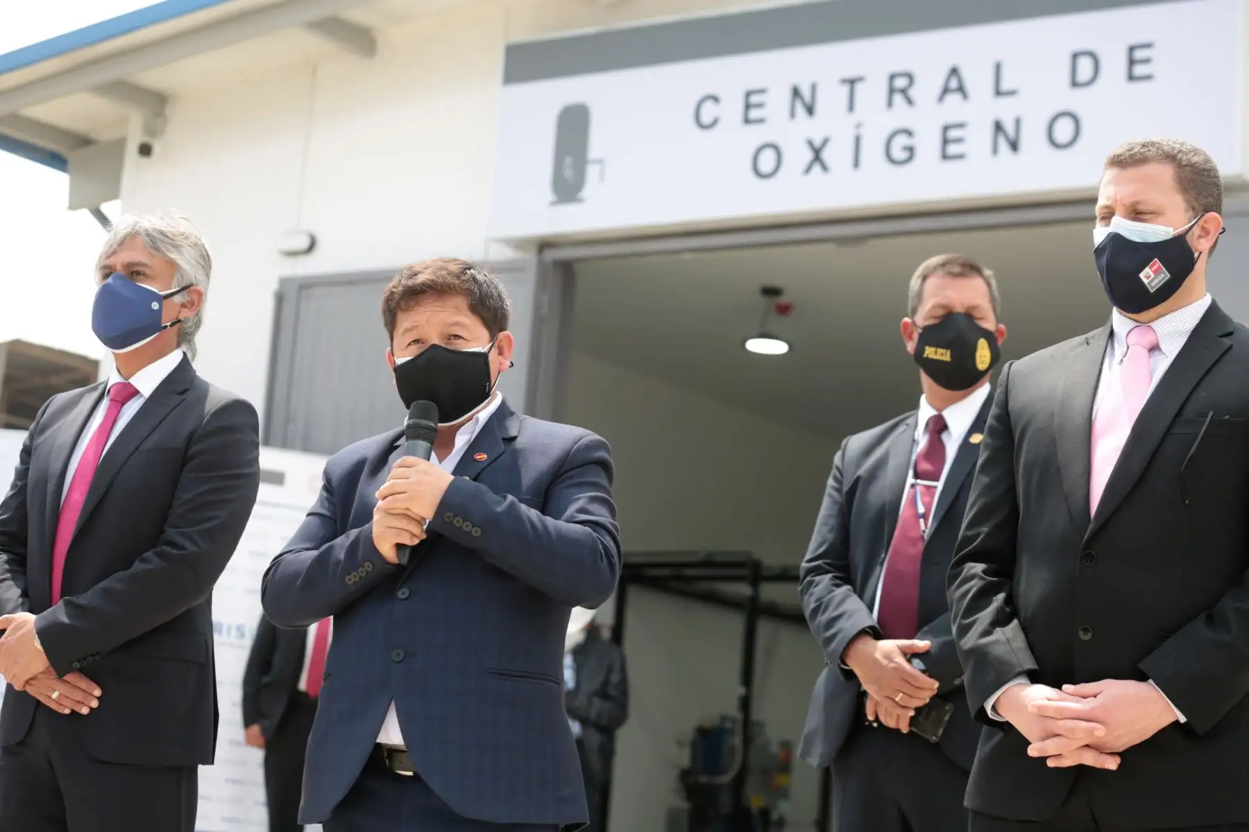 El presidente del Consejo de Ministros, Guido Bellido , junto a autoridades del Ejecutivo y gobierno local, inaugura nueva planta de oxígeno medicinal en Villa María del Triunfo.
Foto: PCM