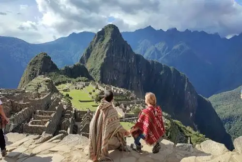 Ganadores de la campaña "Sabores del Perú", realizada en España por Promperú y la embajada peruana en Madrid, contemplan Machu Picchu. Foto: Cortesía.