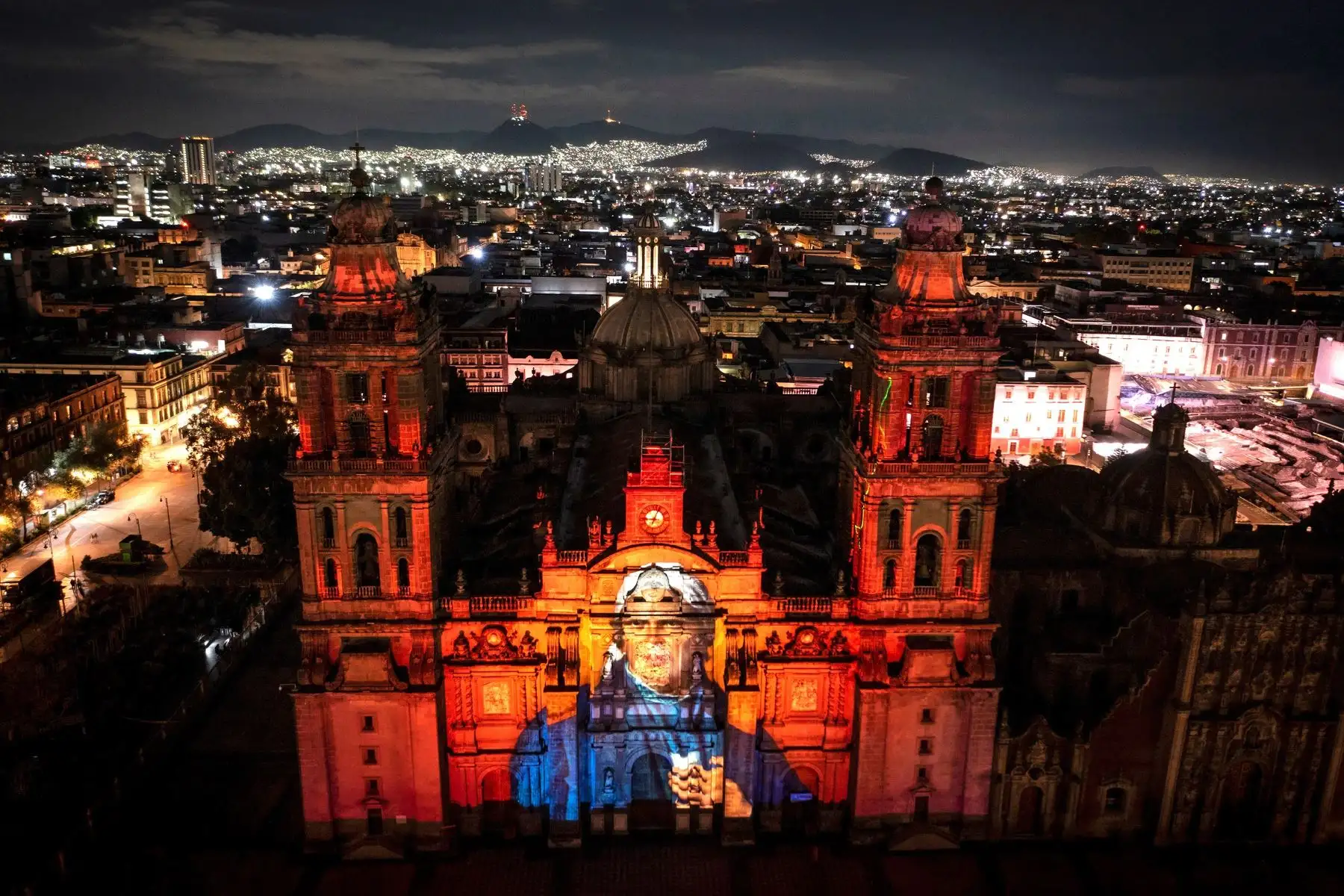 Proyección de un video con tecnología mapping en la Catedral muestra la imagen de José María Morelos y Pavón durante la ceremonia del 211 aniversario del Grito de Independencia, en Ciudad de México. Foto: EFE
