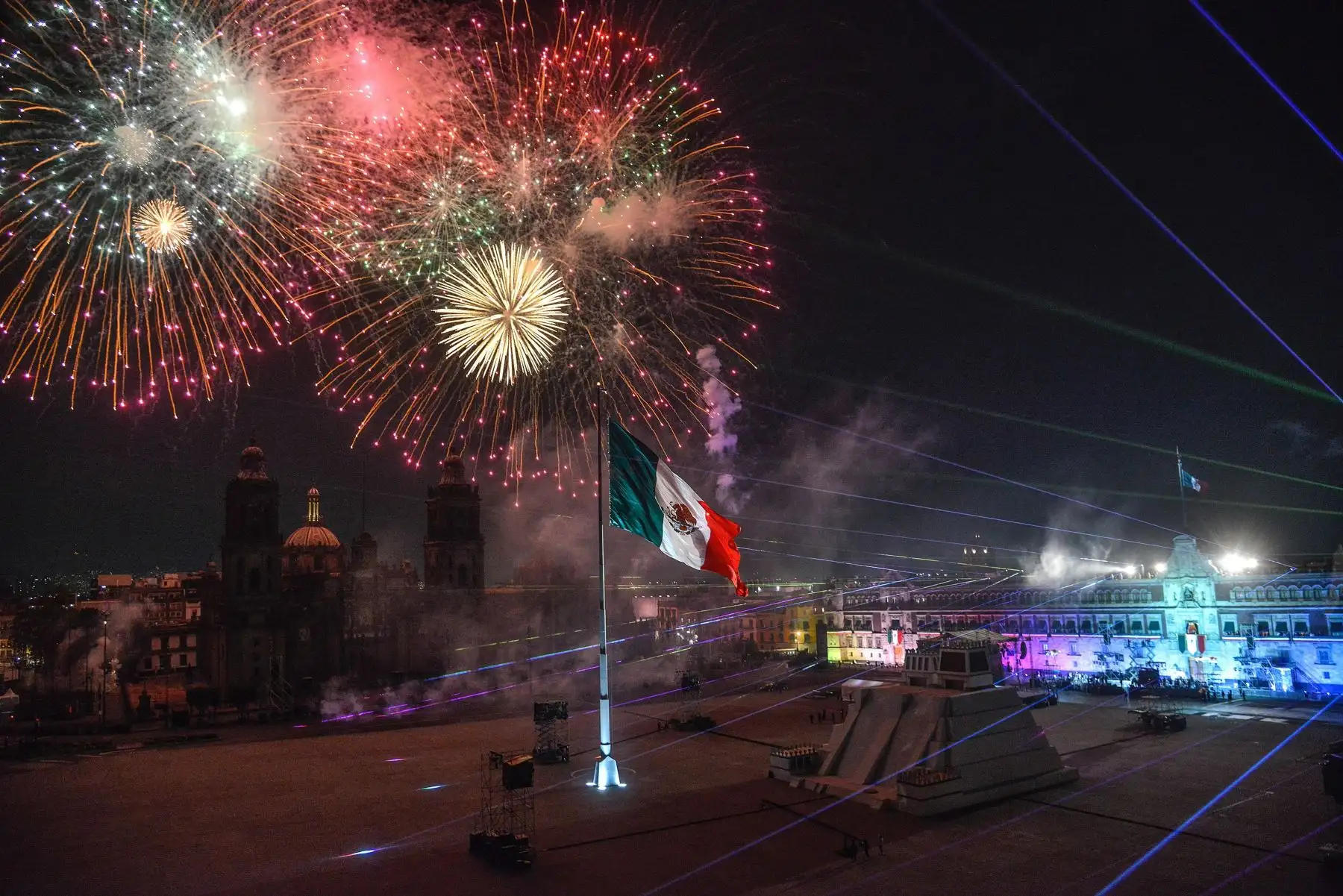 Luces y juegos pirotécnicos en el cielo de la Plaza del Zócalo durante la ceremonia del 211 aniversario del Grito de Independencia de México. 
Foto: EFE