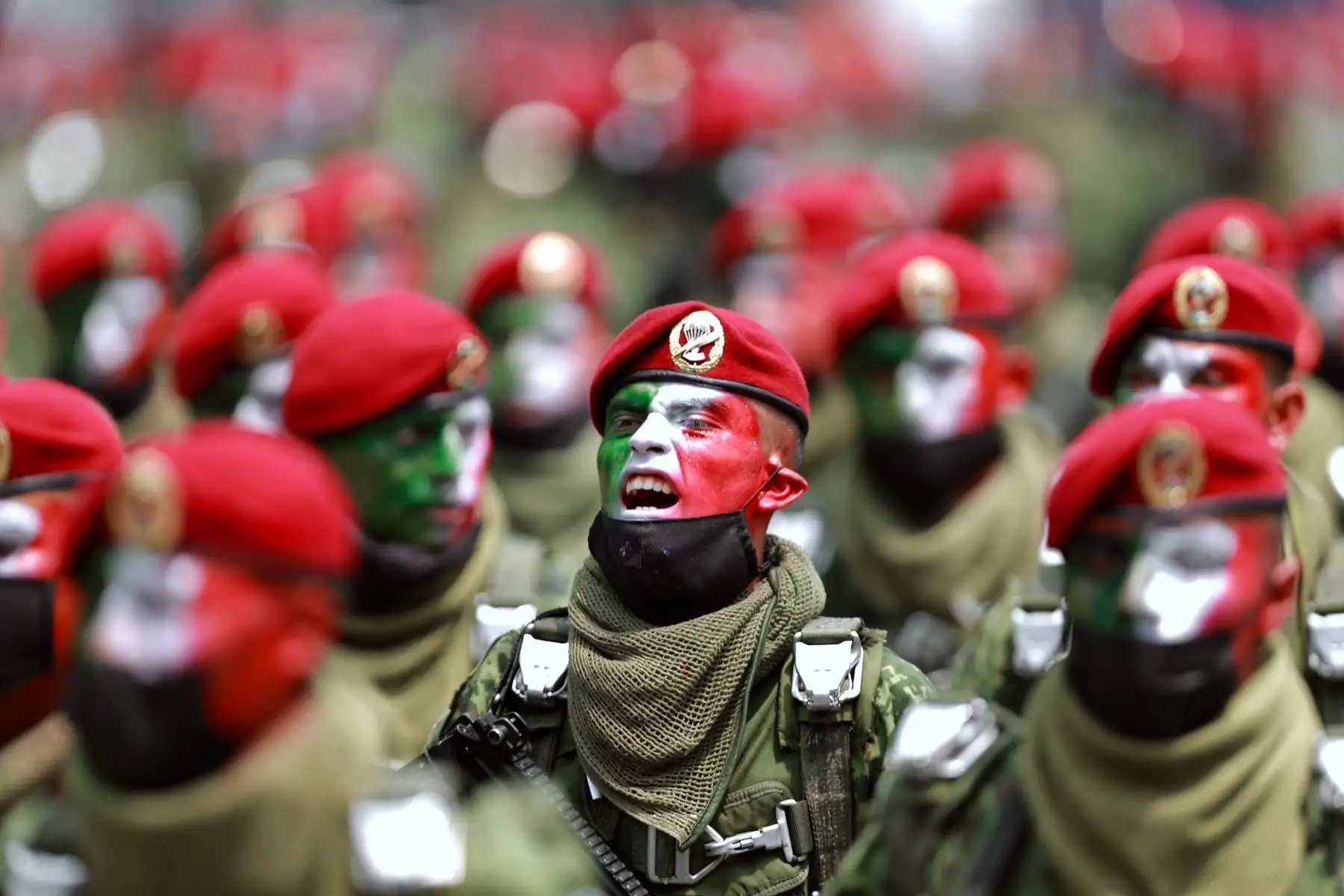 Soldados marchan durante el desfile militar por el 211 Aniversario de la Independencia de México, en el Paseo de la Reforma. Foto: EFE