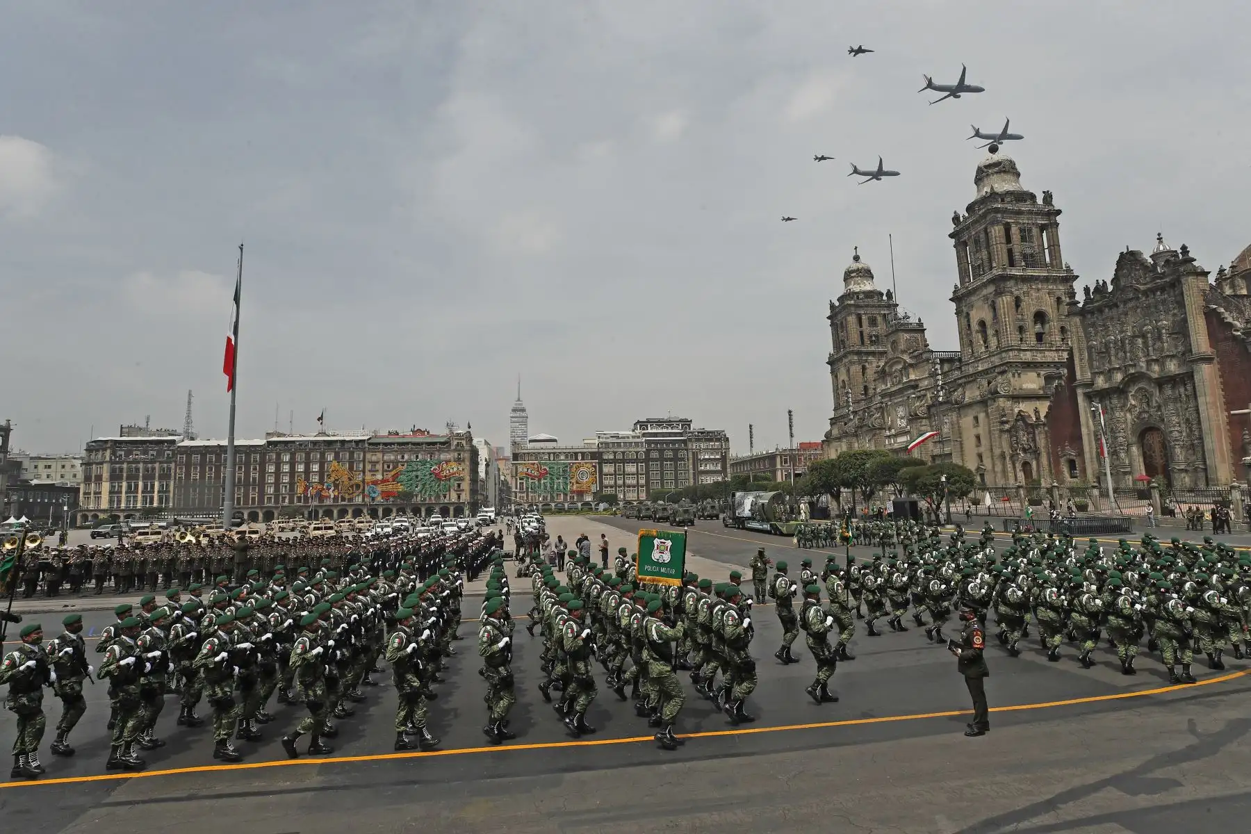 Desfile militar por el 211 Aniversario de la Independencia de México. Foto: EFE