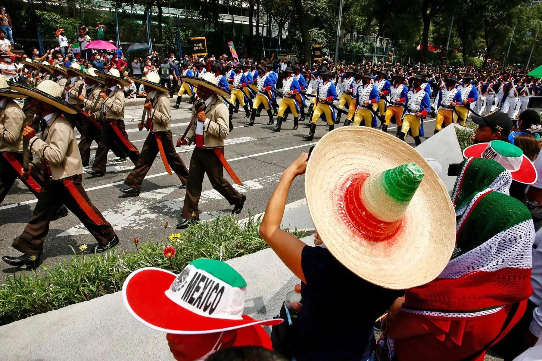 Personas observan el desfile militar por el 211 Aniversario de la Independencia de México. Foto: EFE